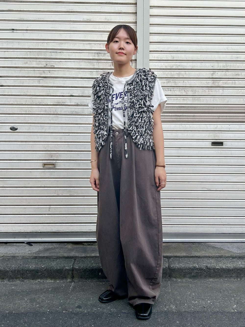 「お出かけコーデ、秋服準備はじめました、オトナカジュアル、モノトーン、レイヤードスタイル、ベスト、ニットベスト、KBF」｜「KBFのワンタックコクーンパンツ（その他パンツ、グレー系）」を使った、みきてぃさん（レディース・157cm）の夏コーディネートの2枚目の写真