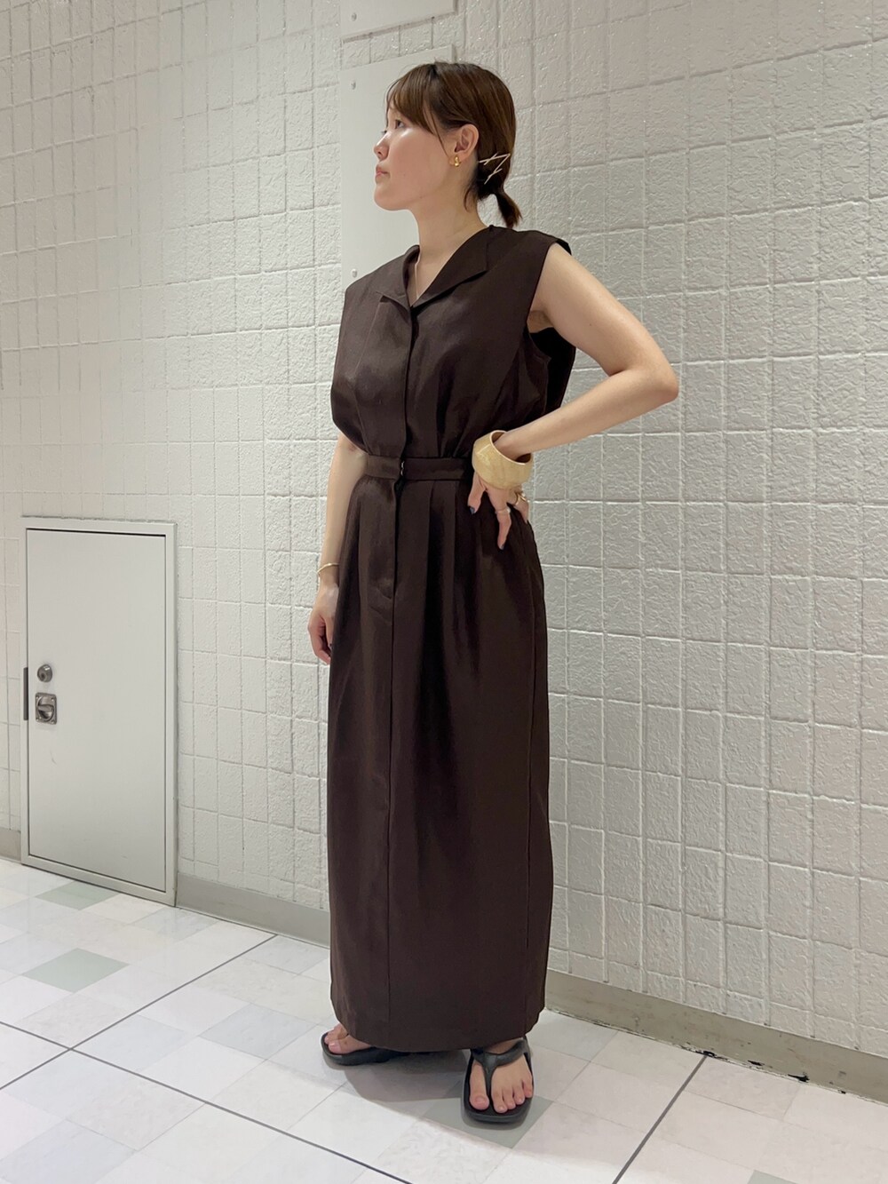 「シンプルコーデ、春夏コーデ、大人コーデ、きれいめカジュアル、ワンピース、ノースリーブ、サンダル、KBF」｜「KBFのショルダータックベストワンピース（ワンピース、ブラウン系）」を使った、みきてぃさん（レディース・157cm）の春コーディネートの2枚目の写真