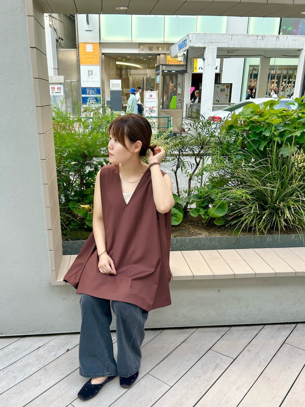 「お出かけコーデ、オトナカジュアル、カジュアルコーデ、ミニワンピ、デニム、秋色、秋先取りコーデ、秋服準備はじめました、KBF」｜「KBFのショルダータックミニワンピース（ワンピース、ブラウン系）」を使った、みきてぃさん（レディース・157cm）の夏コーディネートの2枚目の写真