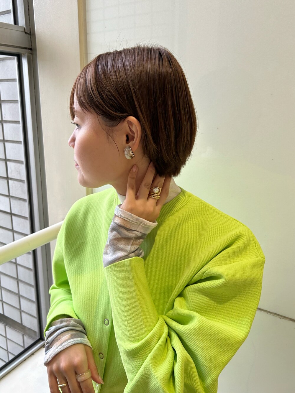 「春先取り、春服みてみて、春カラー、カジュアルコーデ、パンツスタイル、おしゃれさんと繋がりたい、ファッションを楽しもう、KBF」｜「KBFのリングドットボタンニットカーディガン（カーディガン/ボレロ、イエロー系）」を使った、みきてぃさん（レディース・157cm）の冬コーディネートの4枚目の写真
