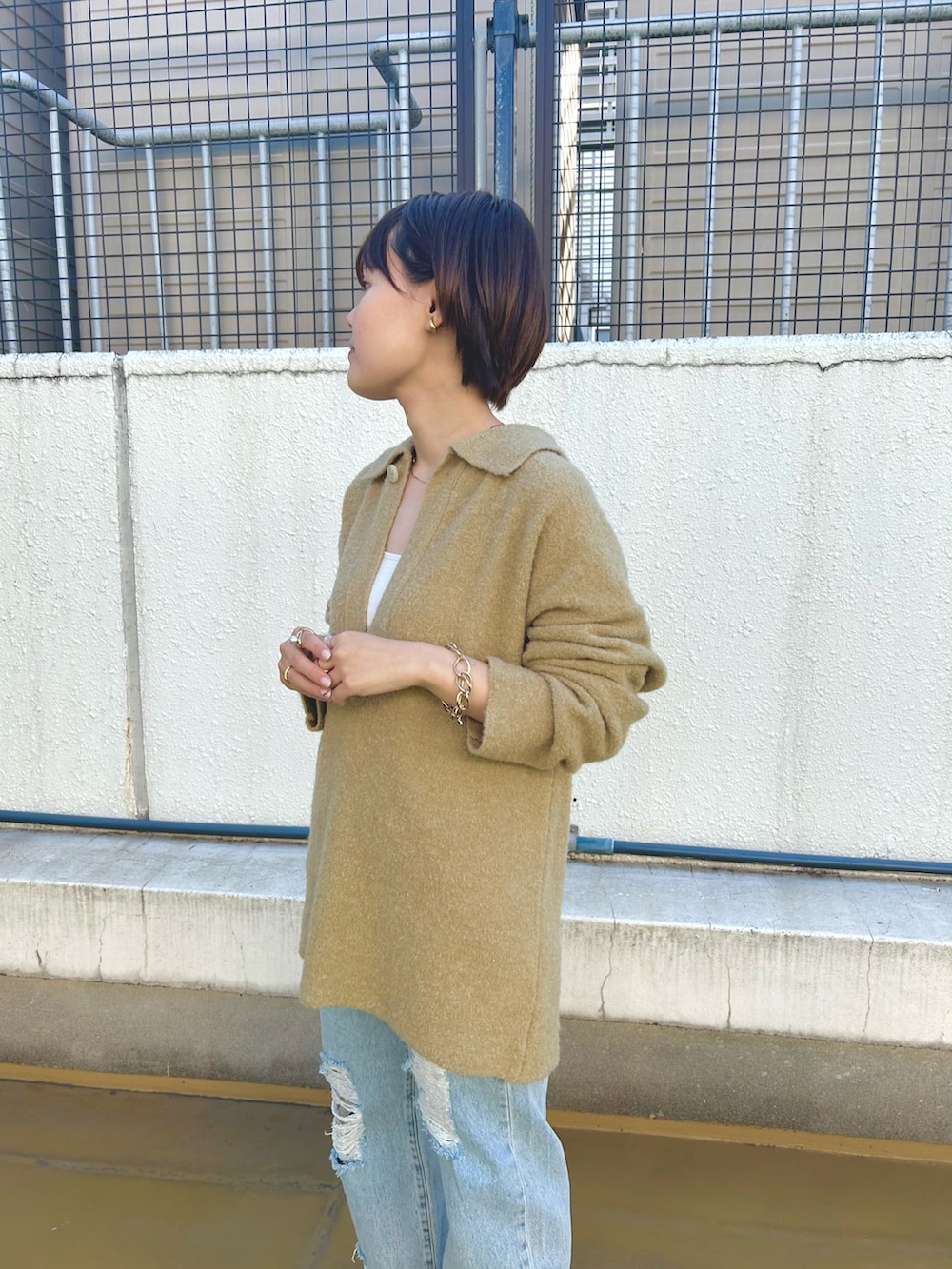 「カジュアルコーデ、シンプルコーデ、きれいめカジュアル、オトナカワイイ、春コーデ、ベージュ、ニット、デニム、デニムパンツ、ローファー、KBF」｜「KBFのミニブークレスキッパーニット（ニット/セーター、ベージュ系）」を使った、みきてぃさん（レディース・157cm）の冬コーディネートの4枚目の写真
