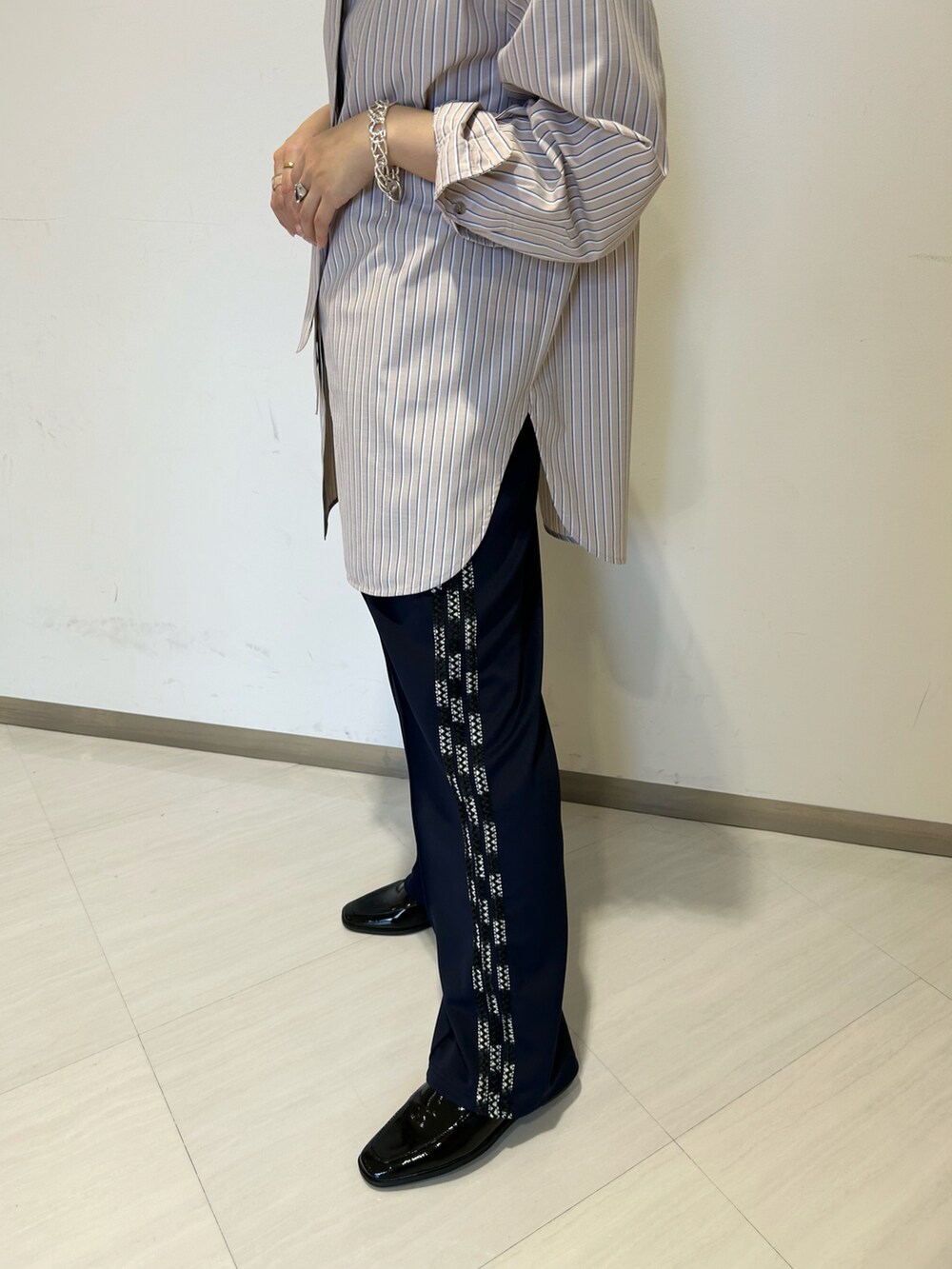 「オトナカジュアル、きれいめカジュアル、お出かけコーデ、おでかけコーデ、ラクチンコーデ、春、春服、シャツスタイル、らくちんパンツ、ローファー、KBF」｜「KBFのボウタイロングシャツ（シャツ/ブラウス、ベージュ系）」を使った、みきてぃさん（レディース・157cm）の冬コーディネートの5枚目の写真