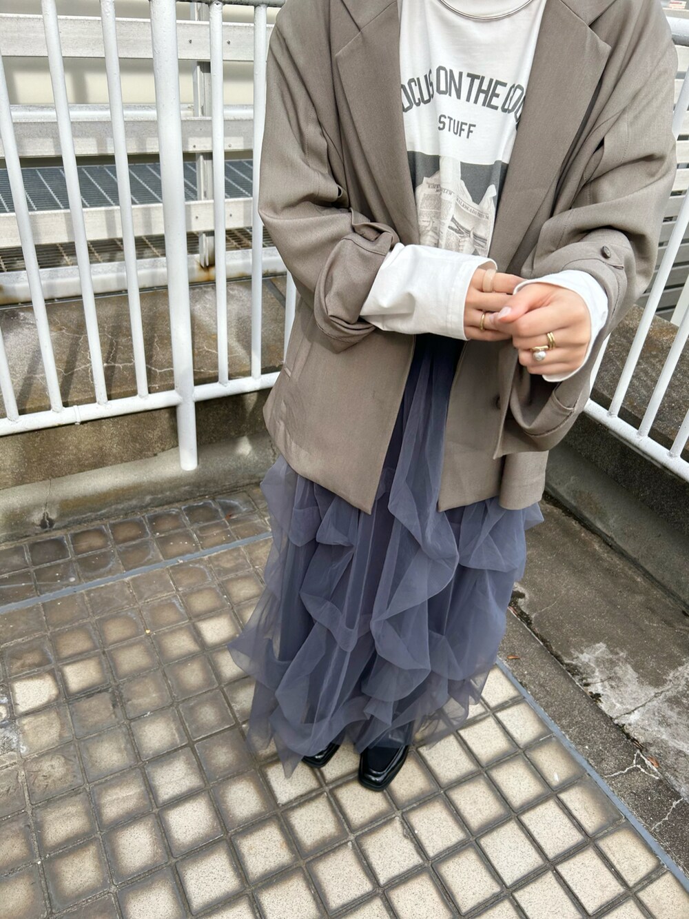 「春、カジュアルコーデ、きれいめカジュアル、おでかけコーデ、大人女子、ジャケット、テーラードジャケット、ロゴT、チュールスカート、スカート、ローファー、オケージョン、おしゃれさんと繋がりたい、KBF」｜「KBFのオープンスリーブテーラードジャケット（テーラードジャケット、ブラウン系）」を使った、みきてぃさん（レディース・157cm）の冬コーディネートの4枚目の写真