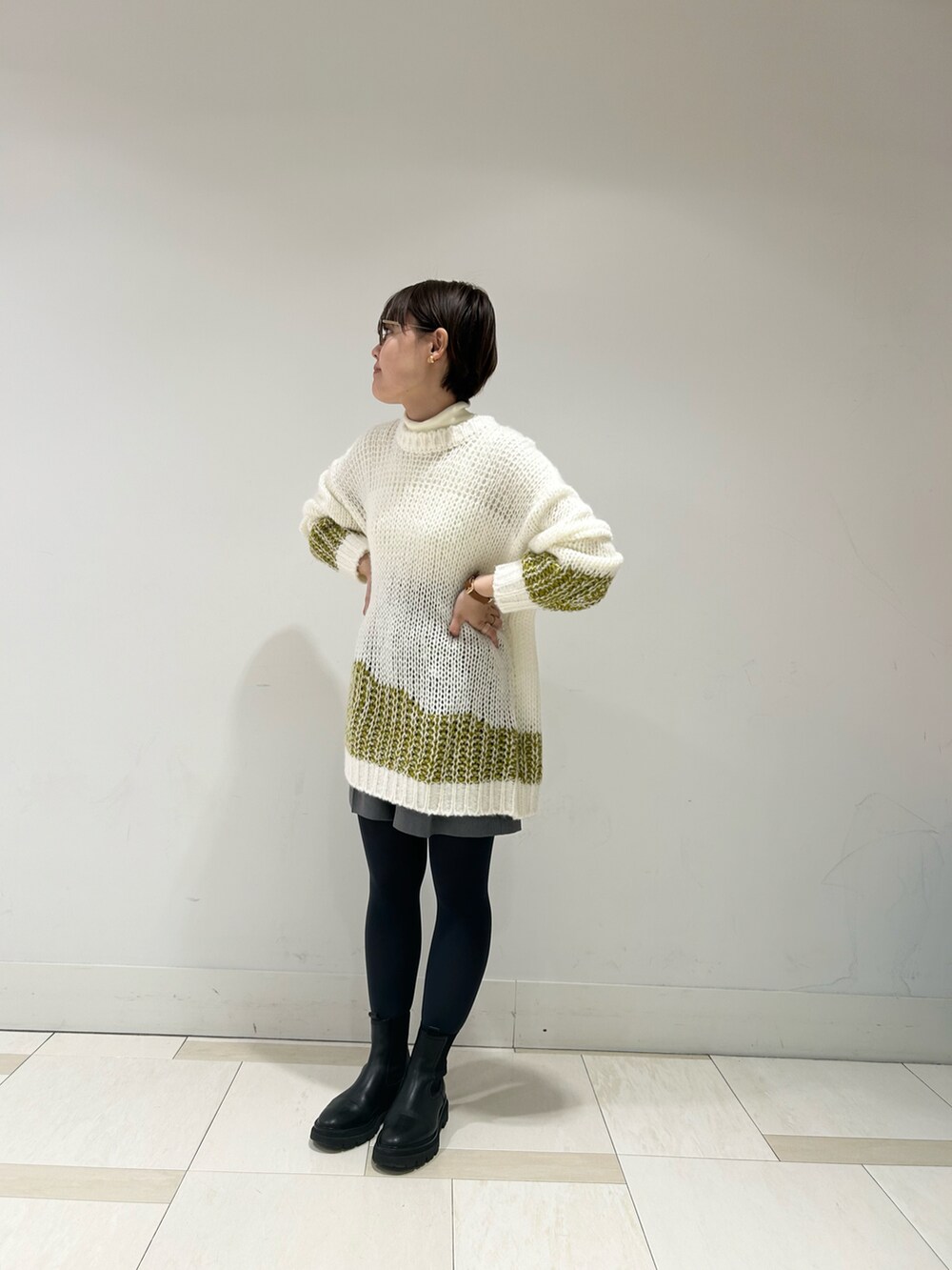 「大人カジュアル、ビッグシルエット、ニットワンピース、冬服、ラクチンコーデ、パンツコーデ、ニットコーデ、ゆったりコーデ、秋冬コーデ、KBF」｜「UNIQLOのアイテム（タイツ/ストッキング、グレー系）」を使った、みきてぃさん（レディース・157cm）の冬コーディネートの2枚目の写真