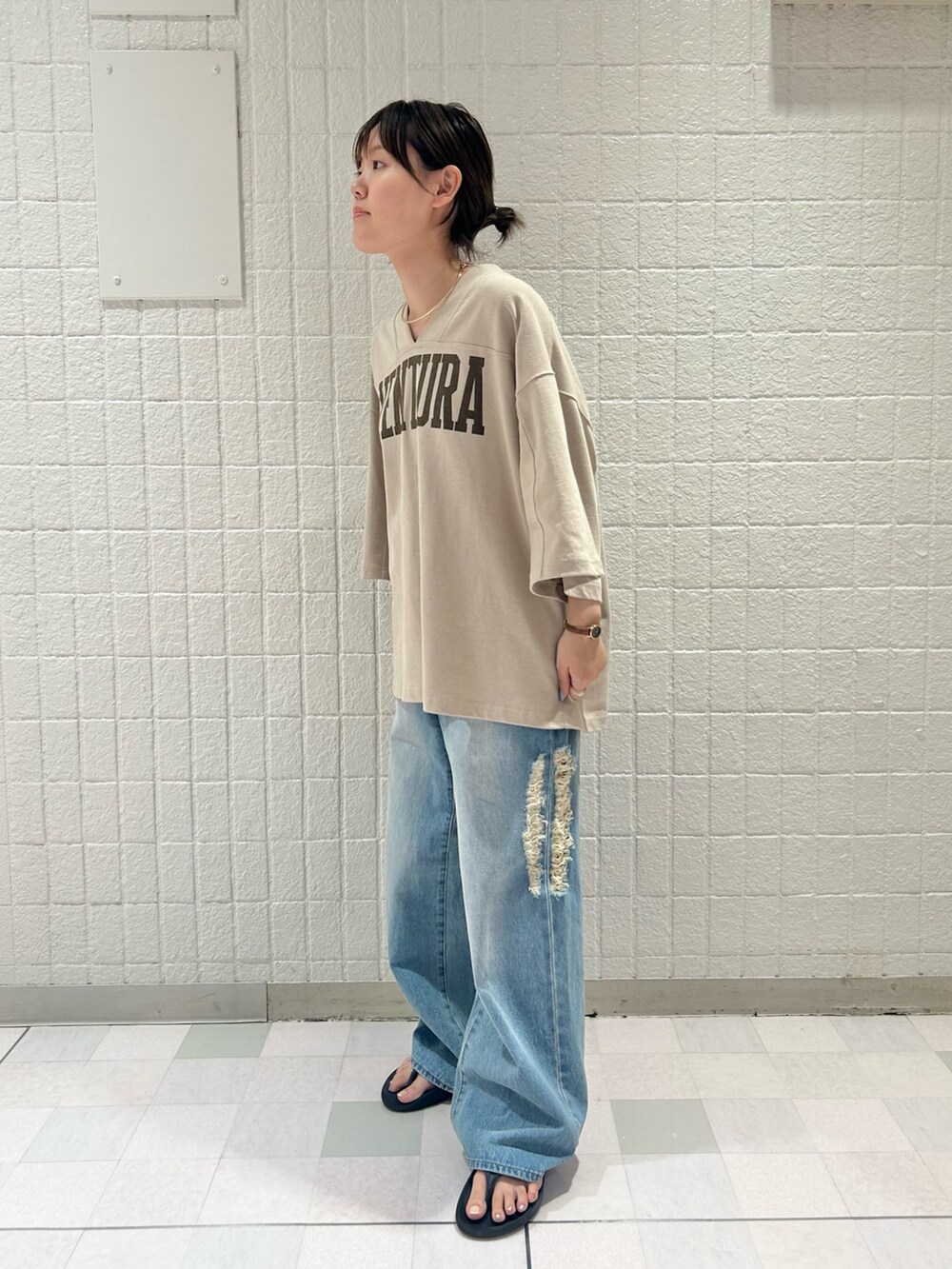 「休日スタイル、大人カジュアル、ラクチンコーデ、カジュアルコーデ、ロゴT、デニム、KBF」｜「KBFのBIGフットボールTEE（Tシャツ/カットソー、ベージュ系）」を使った、みきてぃさん（レディース・157cm）の夏コーディネートの2枚目の写真
