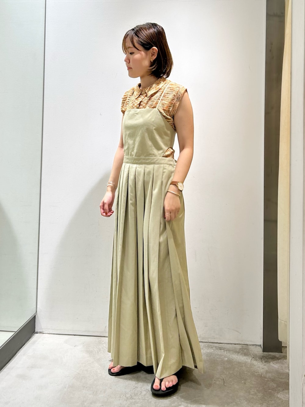 「夏コーデ、きれいめカジュアル、休日スタイル、おしゃれさんと繋がりたい、スカートスタイル、ノースリーブニット、ワンピーススタイル、KBF」｜「KBFのスリーブレスポロニット（ニット/セーター、オレンジ系）」を使った、みきてぃさん（レディース・157cm）の夏コーディネートの2枚目の写真