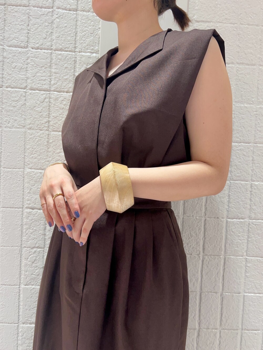「シンプルコーデ、春夏コーデ、大人コーデ、きれいめカジュアル、ワンピース、ノースリーブ、サンダル、KBF」｜「KBFのショルダータックベストワンピース（ワンピース、ブラウン系）」を使った、みきてぃさん（レディース・157cm）の春コーディネートの3枚目の写真
