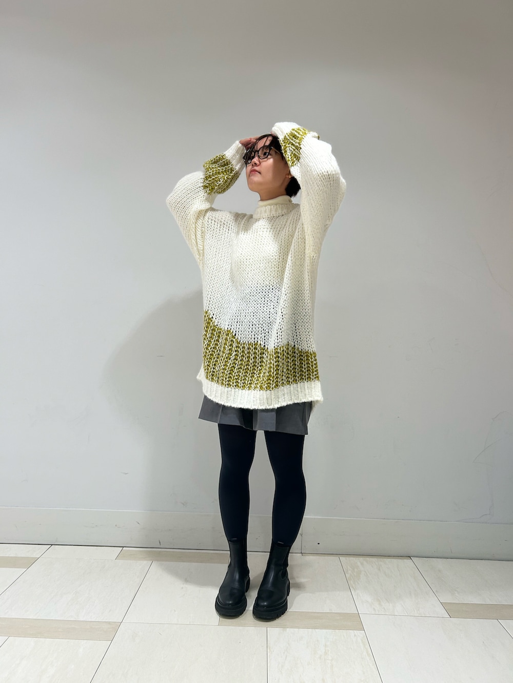 「大人カジュアル、ビッグシルエット、ニットワンピース、冬服、ラクチンコーデ、パンツコーデ、ニットコーデ、ゆったりコーデ、秋冬コーデ、KBF」｜「UNIQLOのアイテム（タイツ/ストッキング、グレー系）」を使った、みきてぃさん（レディース・157cm）の冬コーディネートの3枚目の写真