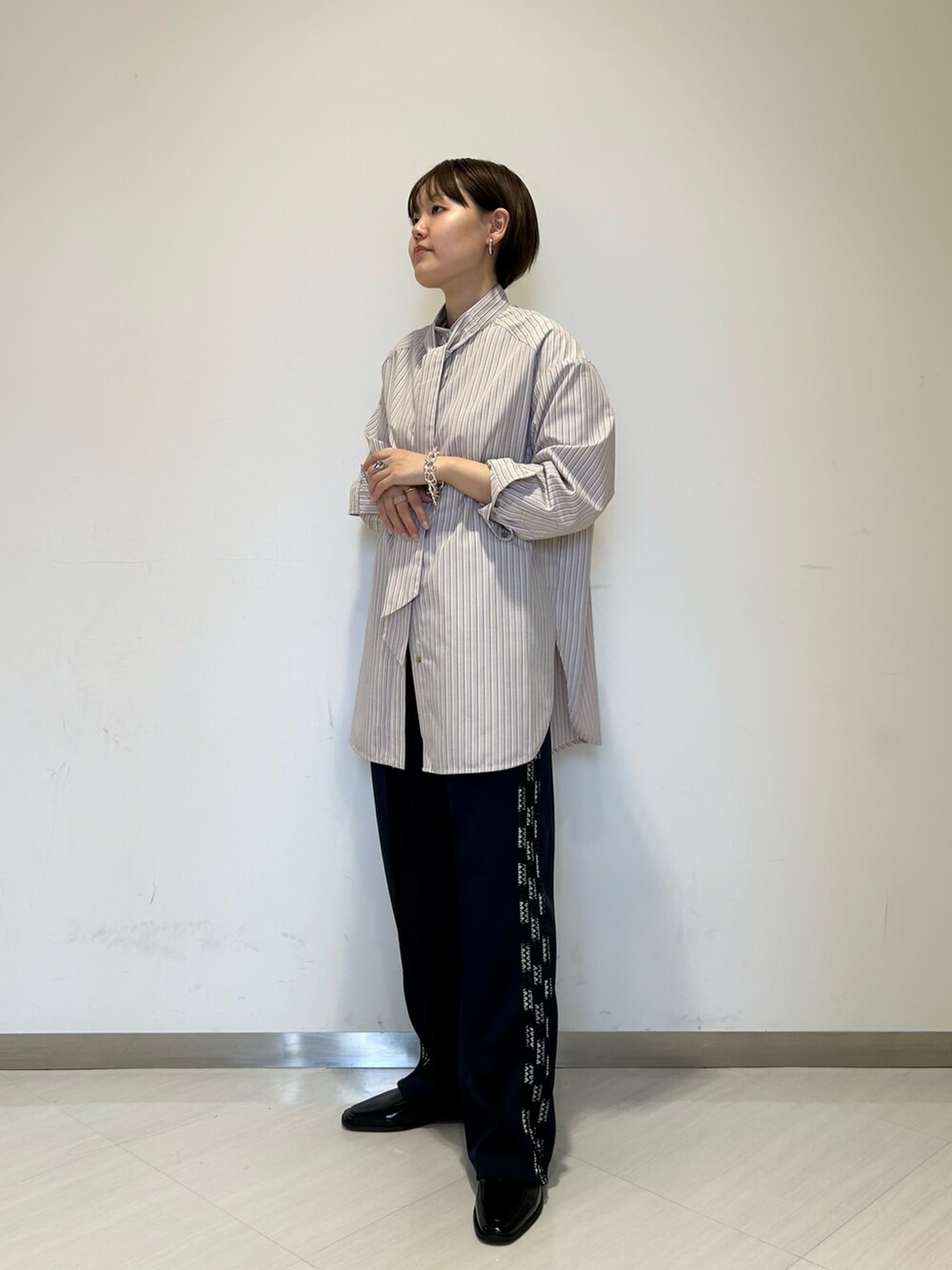 「オトナカジュアル、きれいめカジュアル、お出かけコーデ、おでかけコーデ、ラクチンコーデ、春、春服、シャツスタイル、らくちんパンツ、ローファー、KBF」｜「KBFのボウタイロングシャツ（シャツ/ブラウス、ベージュ系）」を使った、みきてぃさん（レディース・157cm）の冬コーディネートの2枚目の写真