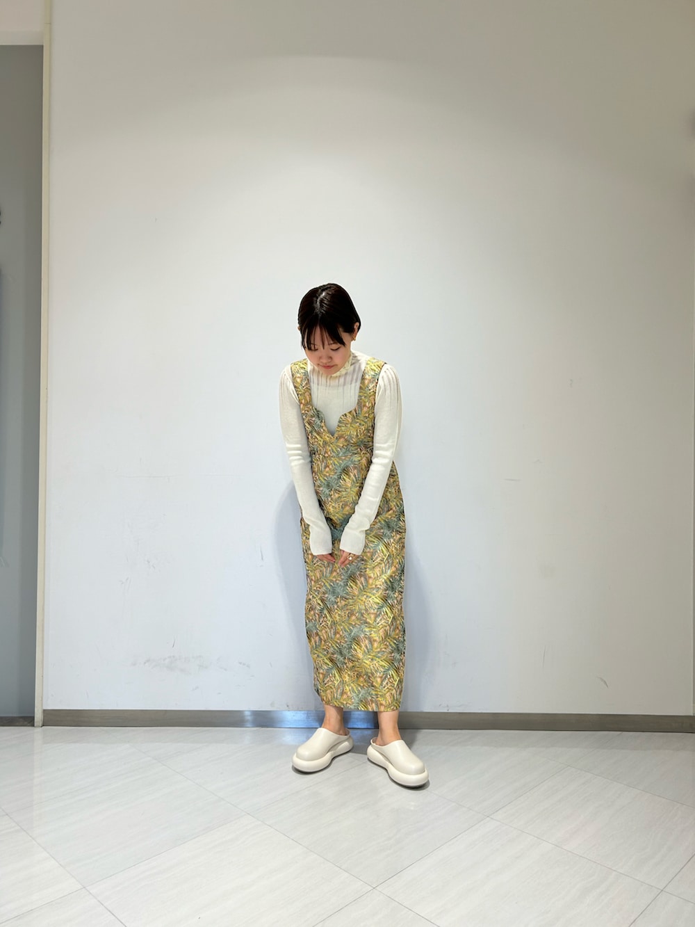 「大人かわいい、春服、キレイめ、きれいめカジュアル、大人カジュアル、デートコーデ、ハイネック、ワンピース、ワンピーススタイル、ファッションを楽しもう、KBF」｜「KBFのサイドオープンジャガードワンピース（ワンピース、イエロー系）」を使った、みきてぃさん（レディース・157cm）の冬コーディネートの2枚目の写真