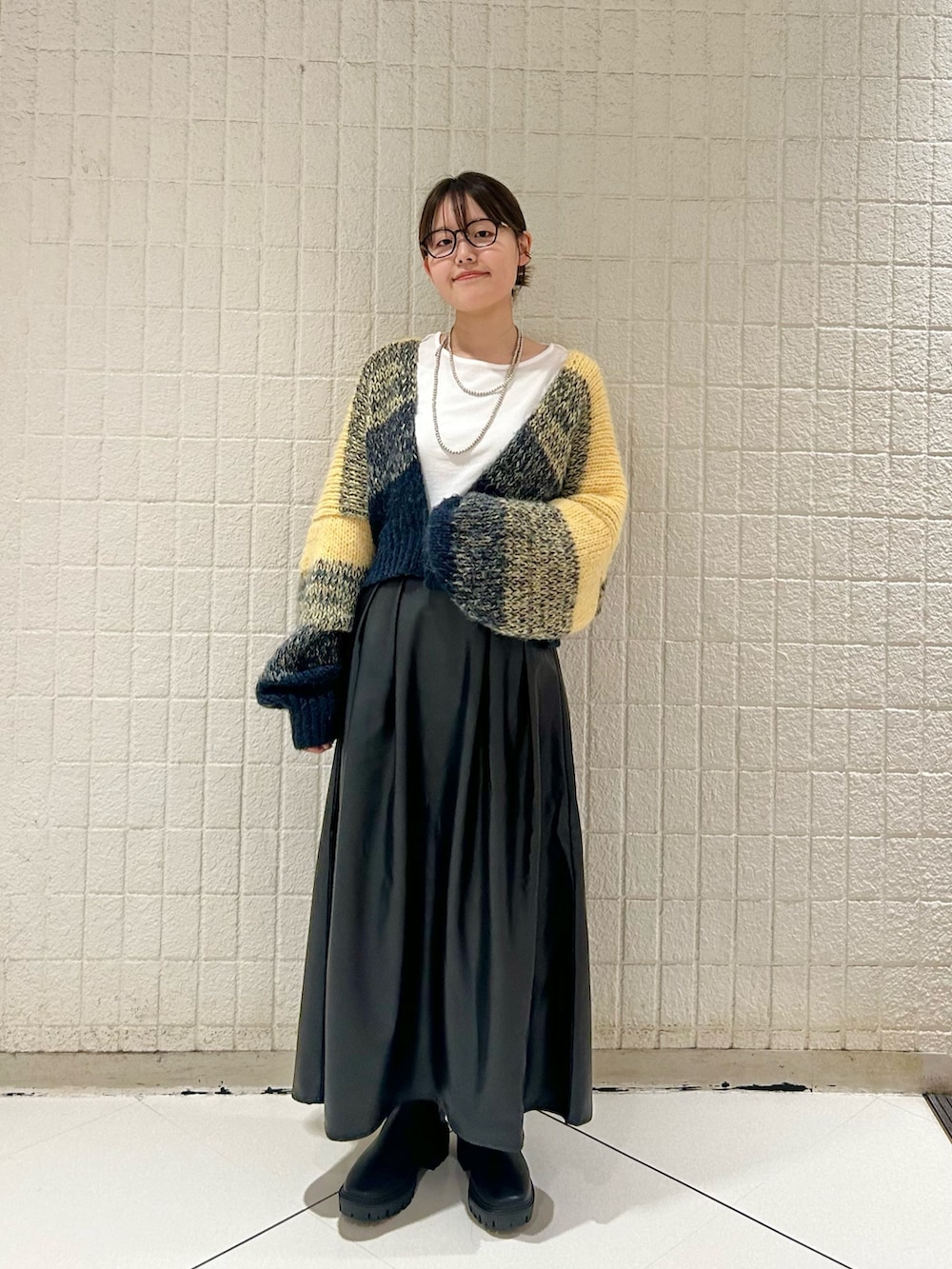 「お出かけコーデ、デートコーデ、秋コーデ、ゆるコーデ、レザー、カーディガン、休日スタイル、オトナカジュアル、おしゃれさんと繋がりたい、メガネ女子、ブーツスタイル、ロングスカート、KBF」｜「KBFのウォッシャブルフェイクレザースカート（スカート、ブラック系）」を使った、みきてぃさん（レディース・157cm）の秋コーディネートの2枚目の写真