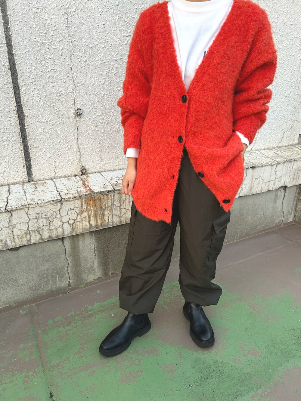 「ラクチンコーデ、大人カジュアル、秋冬コーデ、KBF、kbf_ootd」｜「KBFのシャギーBIGニットカーディガン（カーディガン/ボレロ、オレンジ系）」を使った、みきてぃさん（レディース・157cm）の冬コーディネートの2枚目の写真