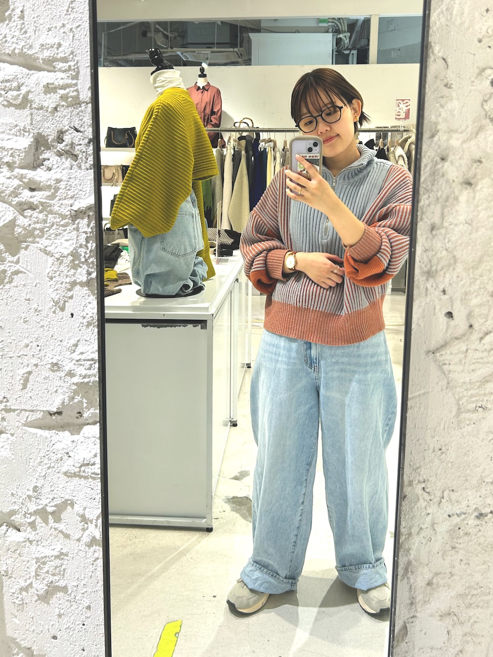 「ニット、ハーフジップ、デニム、レイヤード風、スニーカーコーデ、ラクチンコーデ、ラフコーデ、ゆったりコーデ、パンツコーデ、オーバーサイズ、KBF」｜「KBFのBACKタックリメイクワイドデニム（デニムパンツ、ブルー系）」を使った、みきてぃさん（レディース・157cm）の冬コーディネートの2枚目の写真