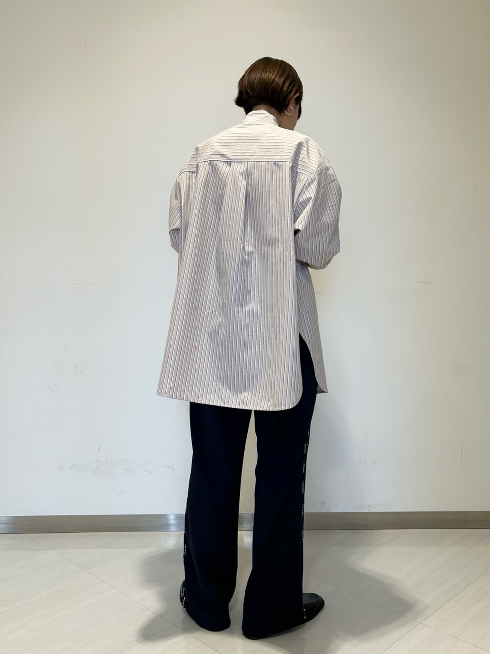 「オトナカジュアル、きれいめカジュアル、お出かけコーデ、おでかけコーデ、ラクチンコーデ、春、春服、シャツスタイル、らくちんパンツ、ローファー、KBF」｜「KBFのボウタイロングシャツ（シャツ/ブラウス、ベージュ系）」を使った、みきてぃさん（レディース・157cm）の冬コーディネートの4枚目の写真