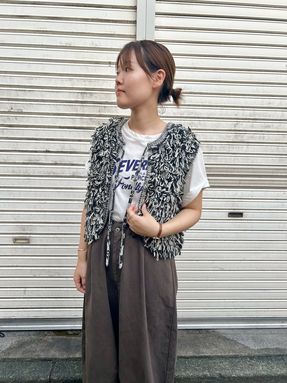「お出かけコーデ、秋服準備はじめました、オトナカジュアル、モノトーン、レイヤードスタイル、ベスト、ニットベスト、KBF」｜「KBFのワンタックコクーンパンツ（その他パンツ、グレー系）」を使った、みきてぃさん（レディース・157cm）の夏コーディネートの3枚目の写真