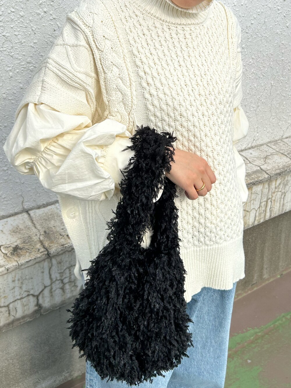 「新年一発目、あけましておめでとうございます！、お出かけコーデ、休日スタイル、ファッションを楽しもう、タートルネック、ボリューム袖、デニム、デニムパンツ、パンツコーデ、ホワイトコーデ、きれいめカジュアル、カジュアルコーデ、KBF」｜「KBFのケーブルニットポンチョ（ニット/セーター、ホワイト系）」を使った、みきてぃさん（レディース・157cm）の冬コーディネートの5枚目の写真