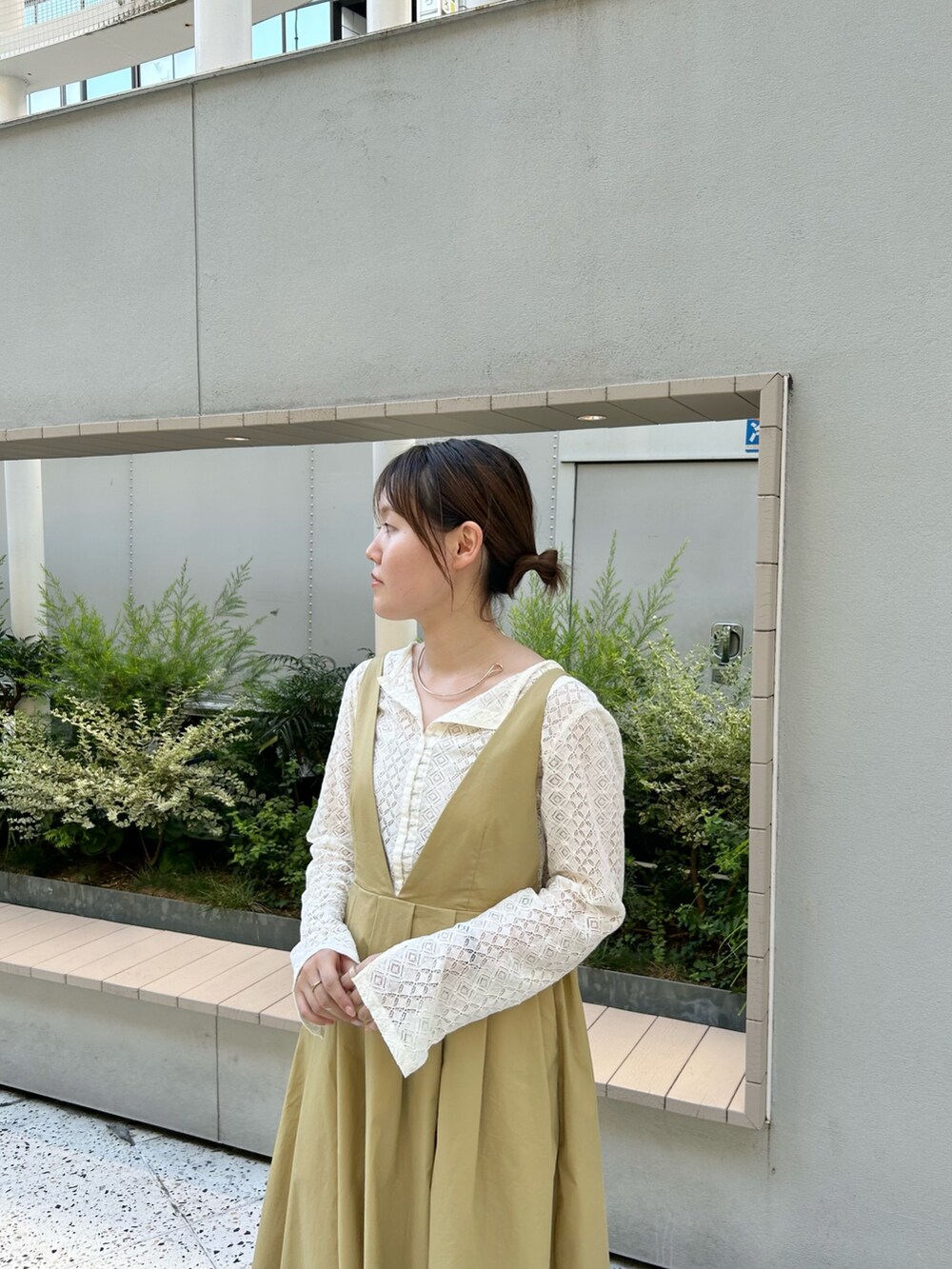 「ジャンパースカート、レーストップス、オトナカジュアル、きれいめカジュアル、お出かけコーデ、秋色、秋コーデ、秋先取りコーデ、KBF」｜「KBFのディープネックジャンパースカート（ワンピース、ベージュ系）」を使った、みきてぃさん（レディース・157cm）の夏コーディネートの3枚目の写真