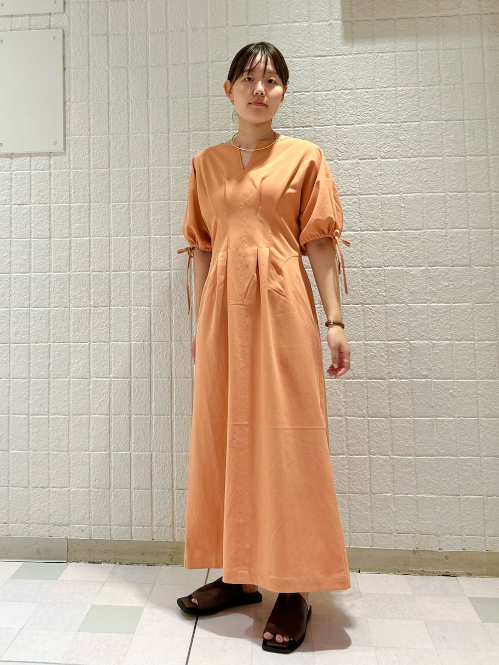 「きれいめカジュアル、お出かけコーデ、デートコーデ、ロングワンピース、ワンピーススタイル、ワンピース、オレンジ、KBF」｜「KBFのカットデザインフラットサンダル（サンダル、ブラウン系）」を使った、みきてぃさん（レディース・157cm）の夏コーディネートの3枚目の写真