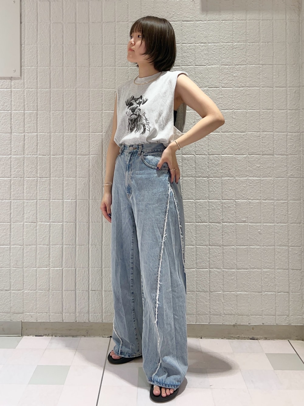 「お出かけコーデ、春夏コーデ、オトナカジュアル、カジュアルコーデ、デニムコーデ、パンツコーデ、レイヤードスタイル、ビスチェ、デニム、KBF」｜「KBFのカットオフワイドデニム（デニムパンツ、ブルー系）」を使った、みきてぃさん（レディース・157cm）の春コーディネートの3枚目の写真