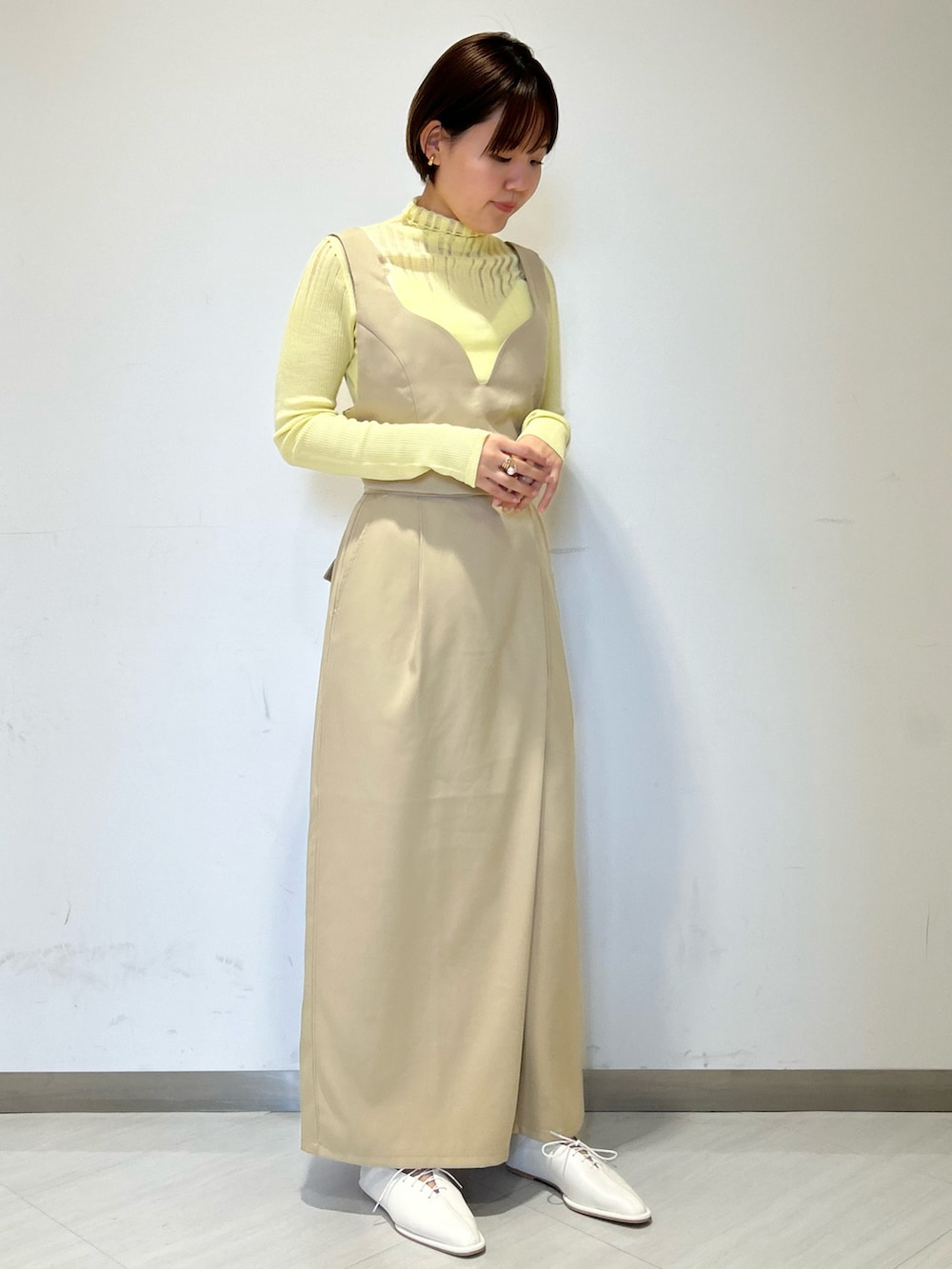 「淡色コーデ、春服コーデ、お出かけコーデ、ワンピース、オトナカワイイ、オトナカジュアル、きれいめカジュアル、おしゃれさんと繋がりたい、KBF」｜「KBFのレースアップシューズ（その他シューズ、ホワイト系）」を使った、みきてぃさん（レディース・157cm）の冬コーディネートの2枚目の写真