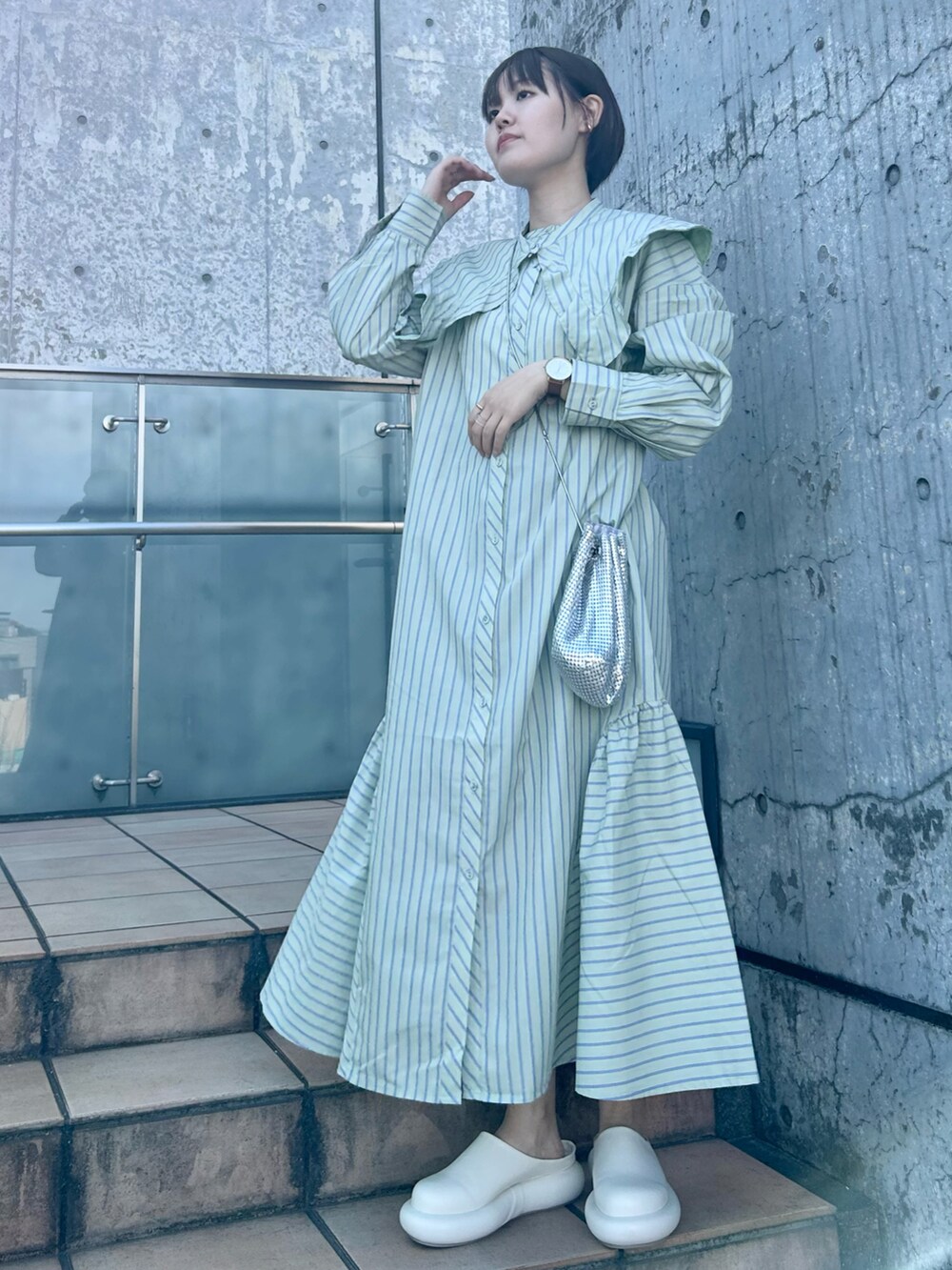 「春先取り、春カラー、カジュアルコーデ、カジュアル、ガーリー、ワンピース、ミニバッグ、ロングスカート、ファッションを楽しもう、おしゃれさんと繋がりたい、KBF」｜「KBFのボリュームソールクロッグ（その他シューズ、ホワイト系）」を使った、みきてぃさん（レディース・157cm）の冬コーディネートの2枚目の写真
