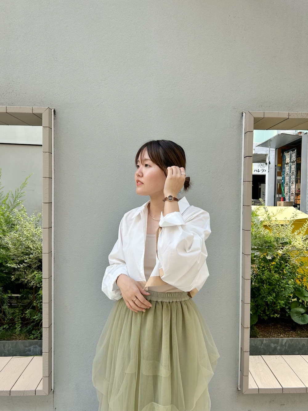 「お出かけコーデ、オトナカジュアル、チュールスカート、シャツスタイル、秋服準備はじめました、秋コーデ、秋色、KBF」｜「KBFのランダムチュールボリュームスカート（スカート、グリーン系）」を使った、みきてぃさん（レディース・157cm）の夏コーディネートの2枚目の写真