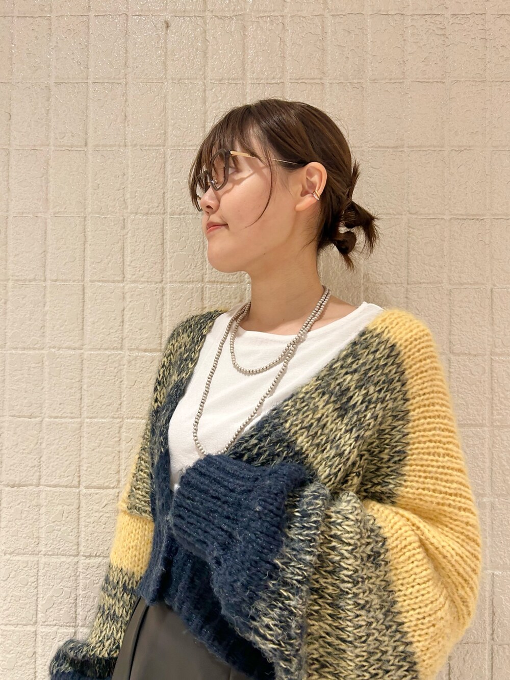 「お出かけコーデ、デートコーデ、秋コーデ、ゆるコーデ、レザー、カーディガン、休日スタイル、オトナカジュアル、おしゃれさんと繋がりたい、メガネ女子、ブーツスタイル、ロングスカート、KBF」｜「KBFのウォッシャブルフェイクレザースカート（スカート、ブラック系）」を使った、みきてぃさん（レディース・157cm）の秋コーディネートの4枚目の写真
