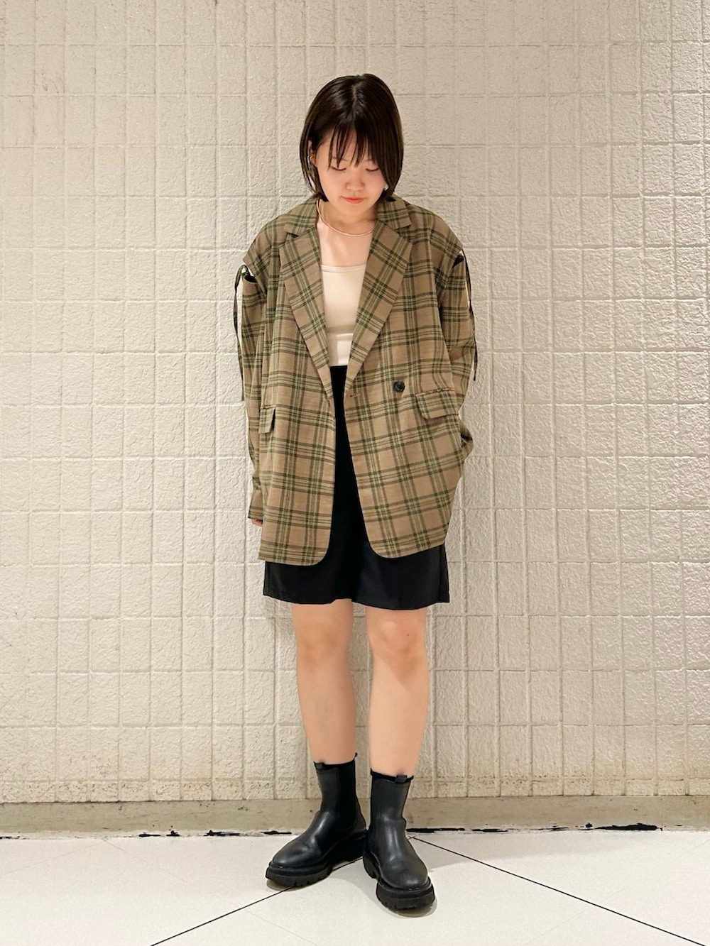 「秋服準備はじめました、秋冬コーデ、ブラウン、ショートパンツ、ブーツ、チェック、オトナカワイイ、きれいめカジュアル、KBF」｜「KBFのピンタックショートパンツ（その他パンツ、ブラック系）」を使った、みきてぃさん（レディース・157cm）の夏コーディネートの2枚目の写真