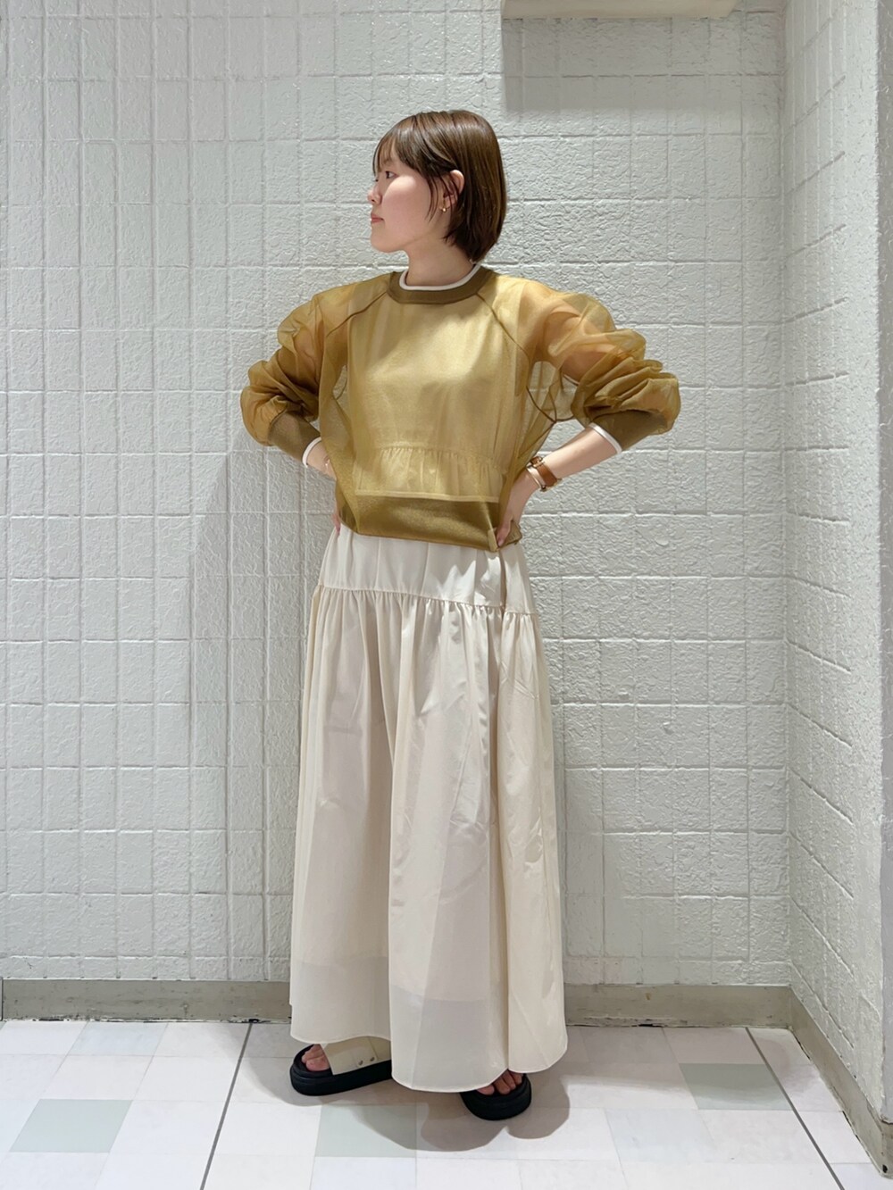 「大人カジュアル、きれいめカジュアル、お出かけコーデ、休日スタイル、春服コーデ、ロングワンピース、ワンピース、シアートップス、春ニット、KBF」｜「KBFのラインカラーガラスニットプルオーバー（ニット/セーター、グリーン系）」を使った、みきてぃさん（レディース・157cm）の春コーディネートの2枚目の写真