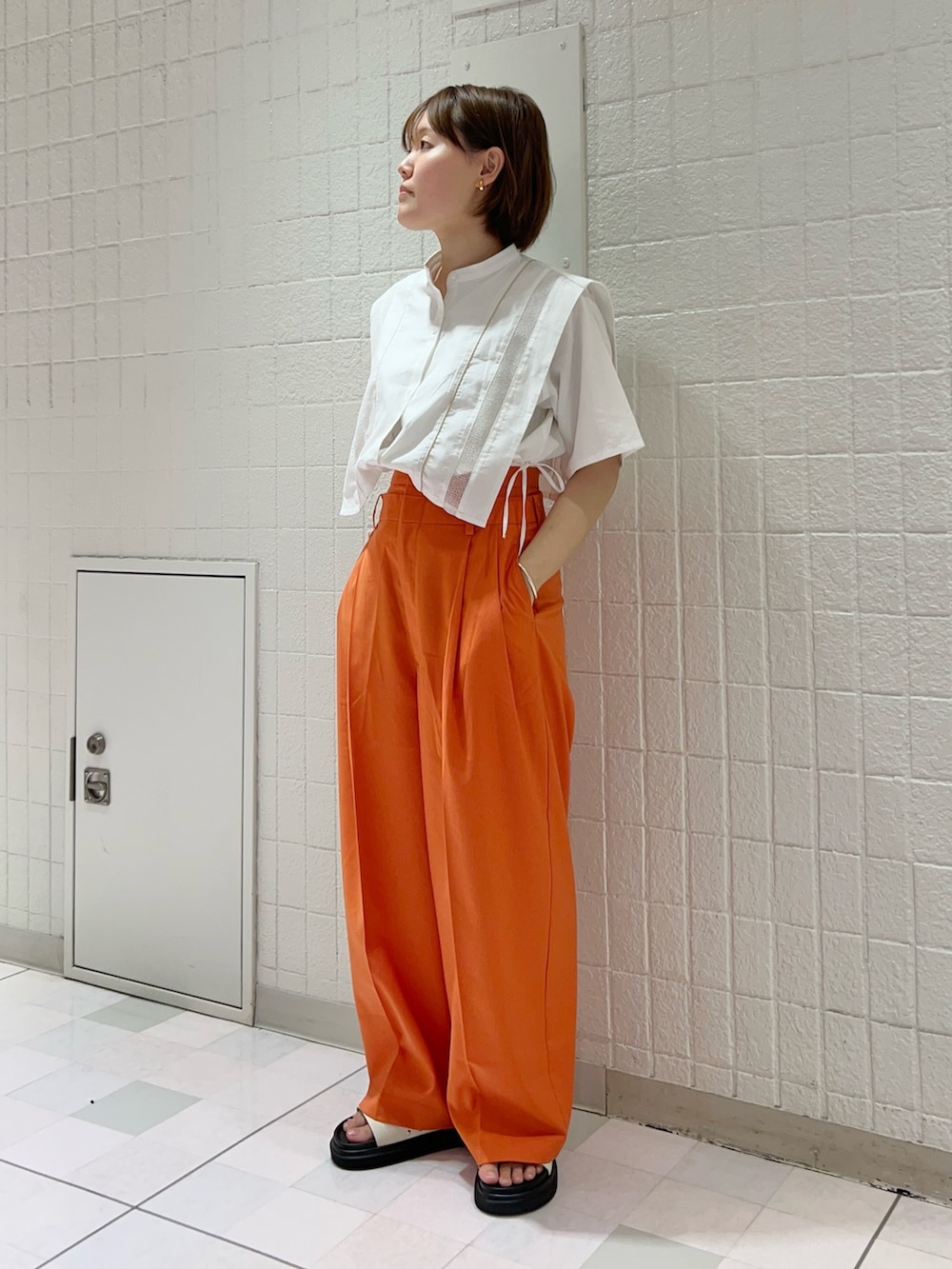 「大人カジュアル、春夏コーデ、パンツコーデ、カラーコーデ、春色、シャツスタイル、ワイドパンツ、おしゃれさんと繋がりたい、KBF」｜「KBFのパイピングレイヤードシャツ（シャツ/ブラウス、ホワイト系）」を使った、みきてぃさん（レディース・157cm）の春コーディネートの2枚目の写真