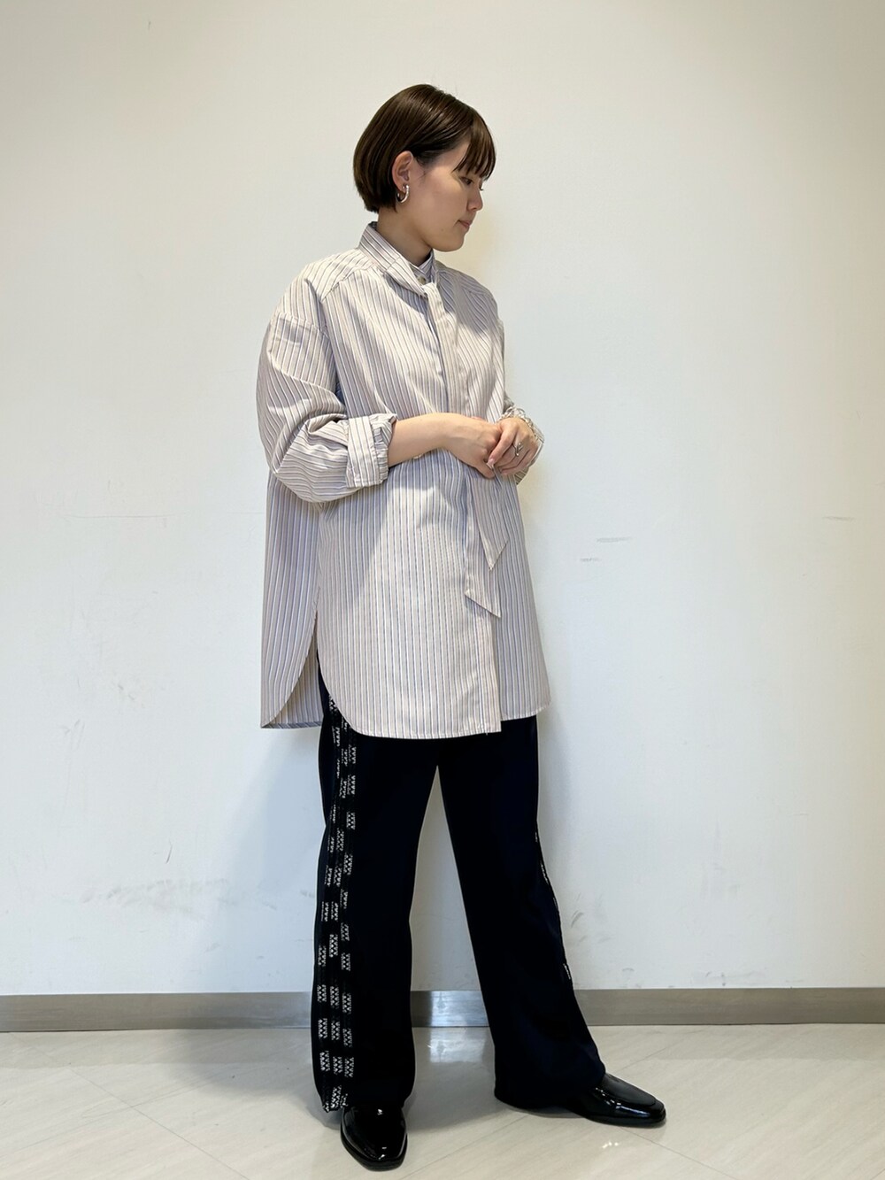 「オトナカジュアル、きれいめカジュアル、お出かけコーデ、おでかけコーデ、ラクチンコーデ、春、春服、シャツスタイル、らくちんパンツ、ローファー、KBF」｜「KBFのボウタイロングシャツ（シャツ/ブラウス、ベージュ系）」を使った、みきてぃさん（レディース・157cm）の冬コーディネートの3枚目の写真