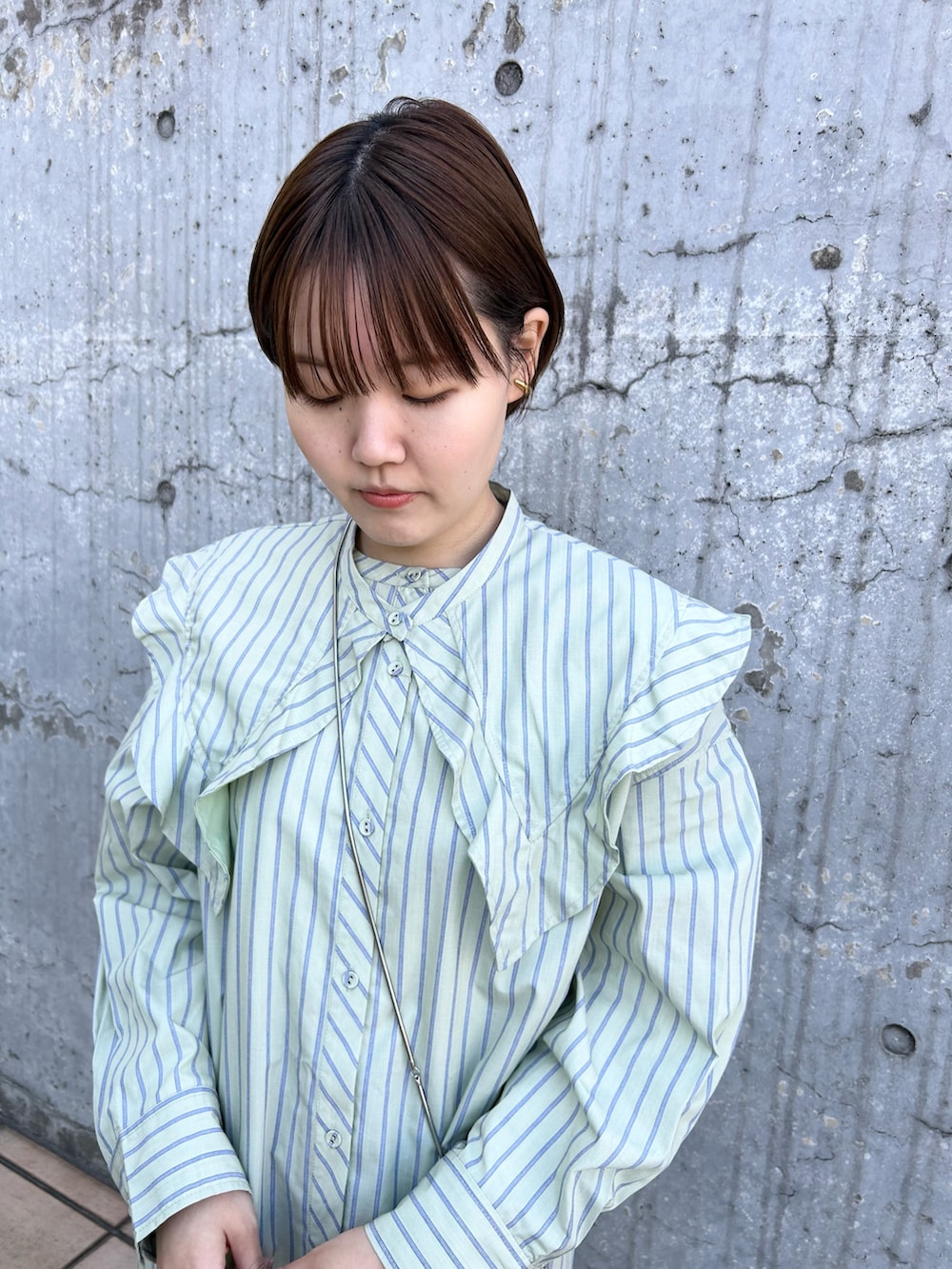 「春先取り、春カラー、カジュアルコーデ、カジュアル、ガーリー、ワンピース、ミニバッグ、ロングスカート、ファッションを楽しもう、おしゃれさんと繋がりたい、KBF」｜「KBFのボリュームソールクロッグ（その他シューズ、ホワイト系）」を使った、みきてぃさん（レディース・157cm）の冬コーディネートの3枚目の写真