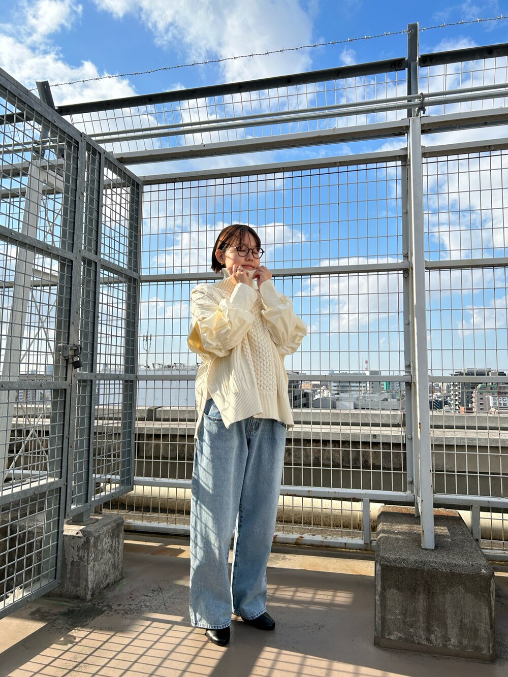 「新年一発目、あけましておめでとうございます！、お出かけコーデ、休日スタイル、ファッションを楽しもう、タートルネック、ボリューム袖、デニム、デニムパンツ、パンツコーデ、ホワイトコーデ、きれいめカジュアル、カジュアルコーデ、KBF」｜「KBFのケーブルニットポンチョ（ニット/セーター、ホワイト系）」を使った、みきてぃさん（レディース・157cm）の冬コーディネートの4枚目の写真