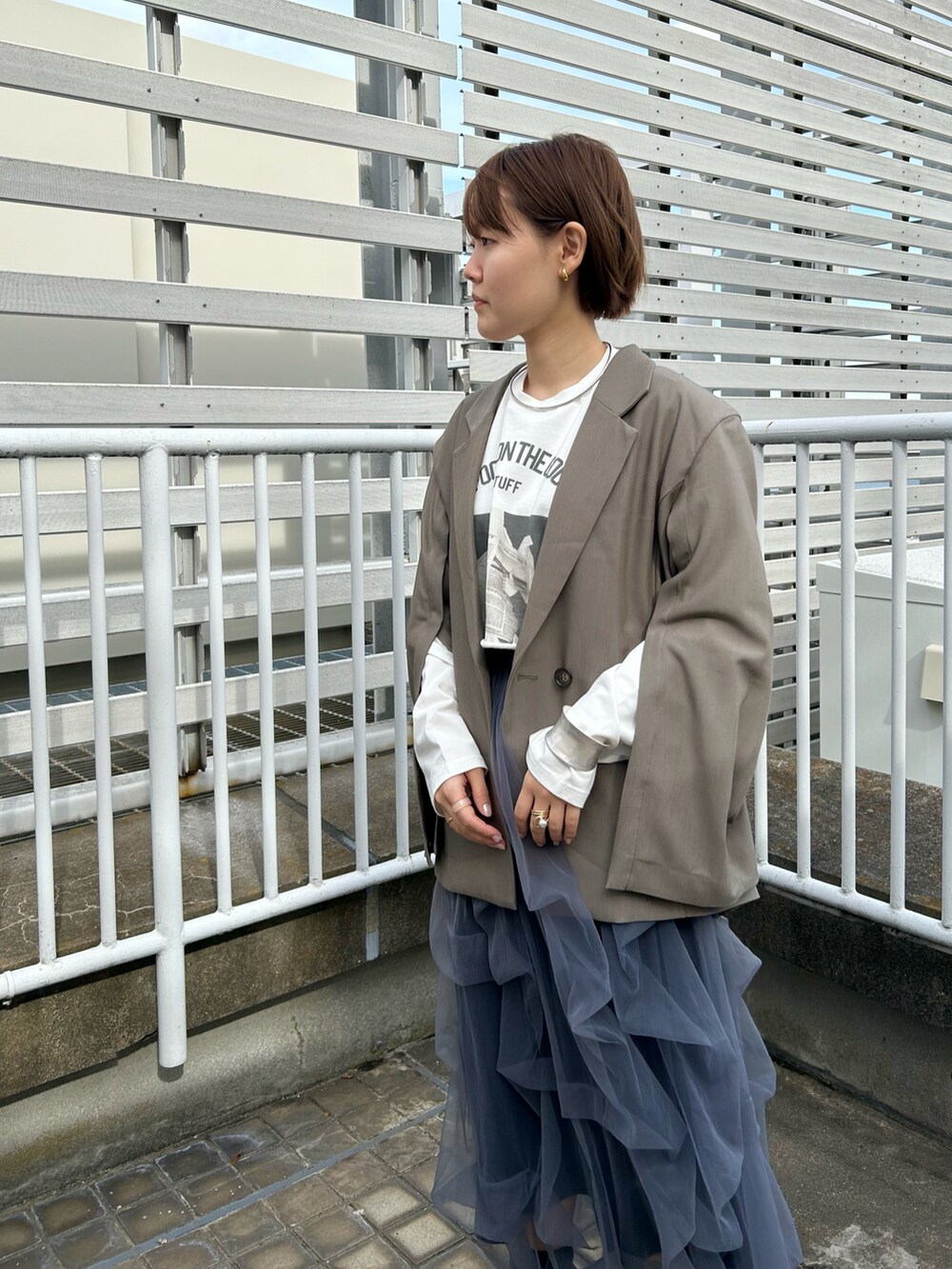 「春、カジュアルコーデ、きれいめカジュアル、おでかけコーデ、大人女子、ジャケット、テーラードジャケット、ロゴT、チュールスカート、スカート、ローファー、オケージョン、おしゃれさんと繋がりたい、KBF」｜「KBFのオープンスリーブテーラードジャケット（テーラードジャケット、ブラウン系）」を使った、みきてぃさん（レディース・157cm）の冬コーディネートの5枚目の写真