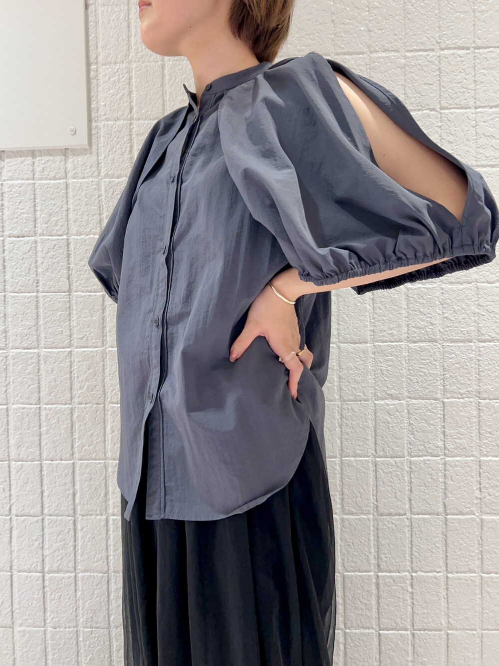 「お出かけコーデ、春夏コーデ、オトナカジュアル、シンプル、パンツコーデ、チュール、ローファー、おしゃれさんと繋がりたい、KBF」｜「KBFの2WAYスリーブブラウス（シャツ/ブラウス、グレー系）」を使った、みきてぃさん（レディース・157cm）の春コーディネートの2枚目の写真