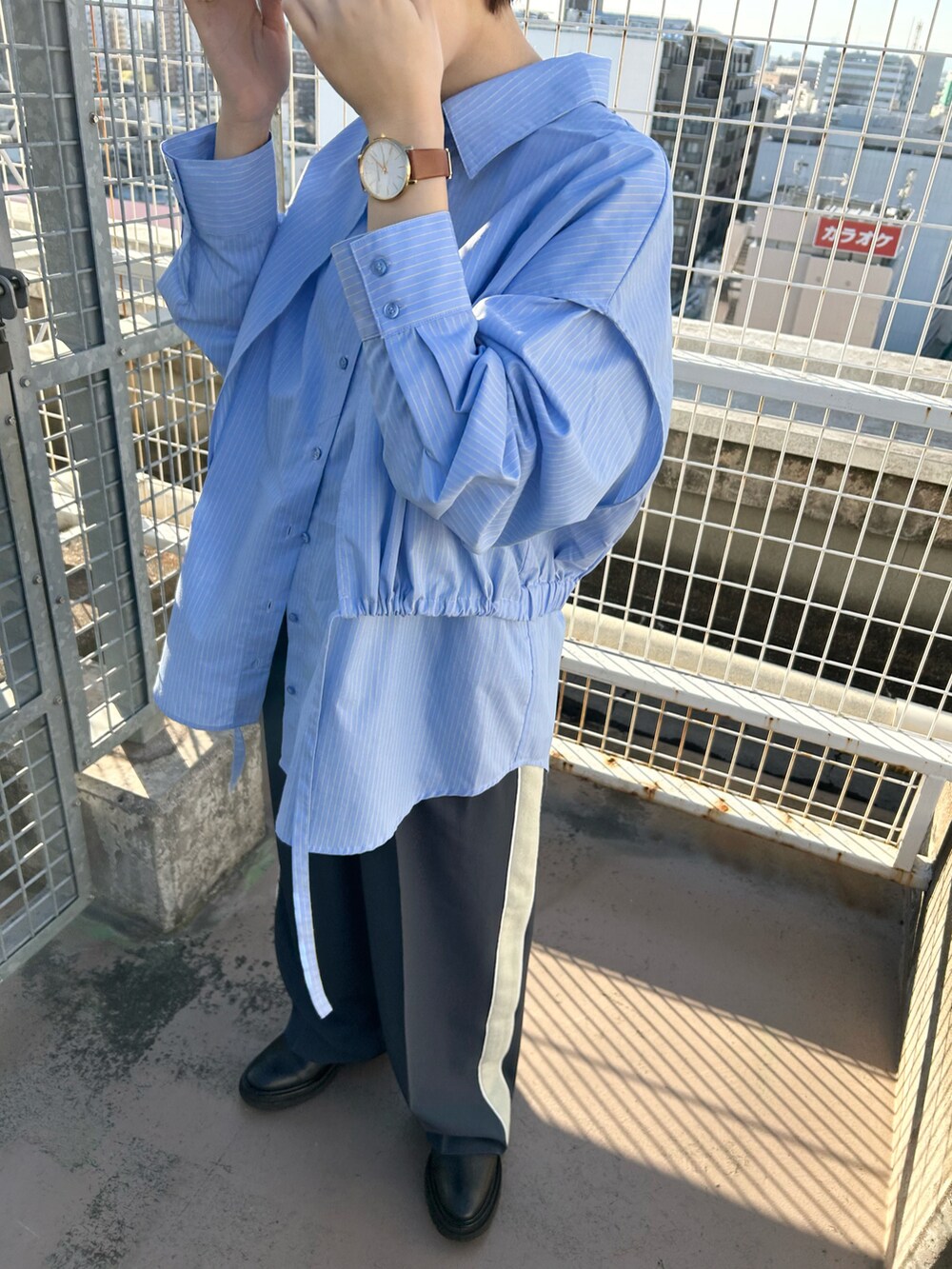 「きれいめカジュアル、シャツスタイル、スラックス、ブーツ、パンツコーデ、ブルー、新作、春、春コーデ、ファッションを楽しもう、お洒落さんとつながりたい、KBF」｜「KBFのストライプレイヤードBIGシャツ（シャツ/ブラウス、ブルー系）」を使った、みきてぃさん（レディース・157cm）の冬コーディネートの4枚目の写真