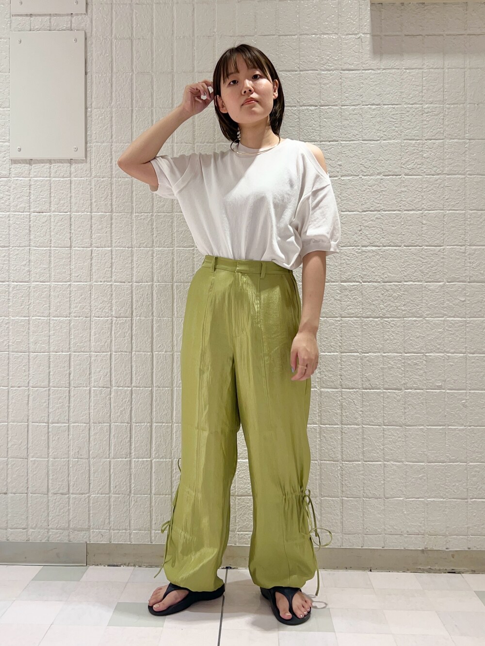 「夏コーデ、夏ファッション、お出かけコーデ、休日スタイル、サマーニット、パンツスタイル、サンダル、グリーン、KBF」｜「KBFの2WAYカットアウトニット（ニット/セーター、ホワイト系）」を使った、みきてぃさん（レディース・157cm）の夏コーディネートの2枚目の写真