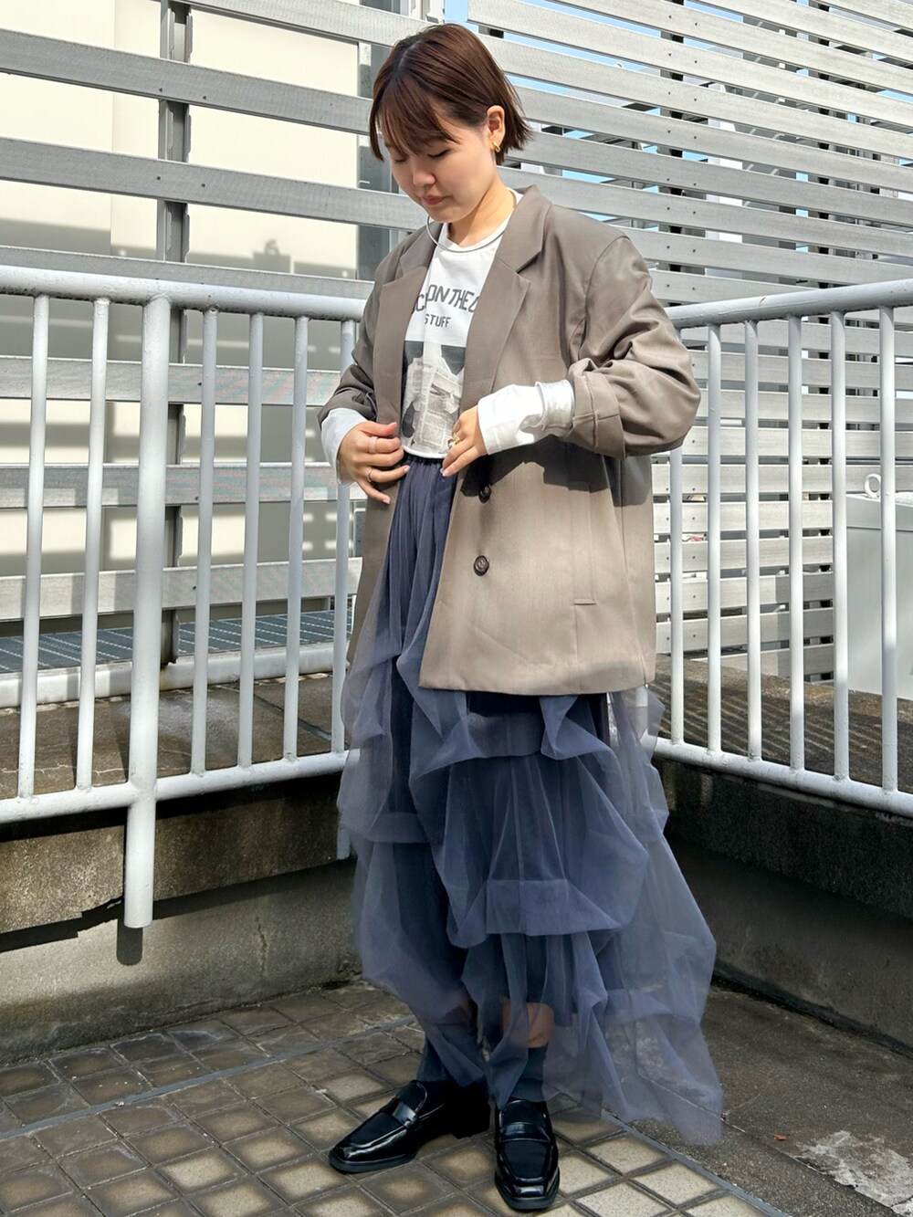「春、カジュアルコーデ、きれいめカジュアル、おでかけコーデ、大人女子、ジャケット、テーラードジャケット、ロゴT、チュールスカート、スカート、ローファー、オケージョン、おしゃれさんと繋がりたい、KBF」｜「KBFのオープンスリーブテーラードジャケット（テーラードジャケット、ブラウン系）」を使った、みきてぃさん（レディース・157cm）の冬コーディネートの2枚目の写真