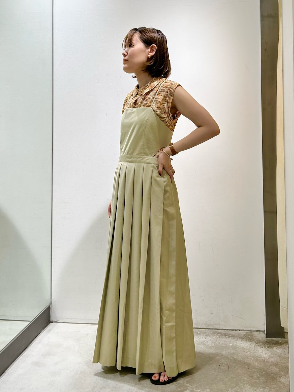「夏コーデ、きれいめカジュアル、休日スタイル、おしゃれさんと繋がりたい、スカートスタイル、ノースリーブニット、ワンピーススタイル、KBF」｜「KBFのスリーブレスポロニット（ニット/セーター、オレンジ系）」を使った、みきてぃさん（レディース・157cm）の夏コーディネートの3枚目の写真