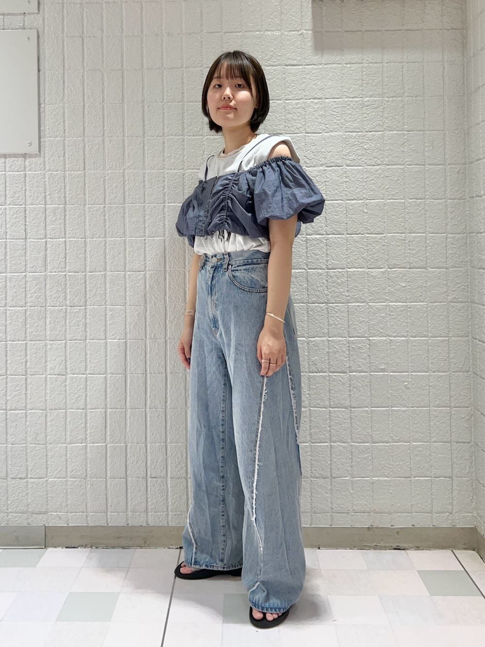 「お出かけコーデ、春夏コーデ、オトナカジュアル、カジュアルコーデ、デニムコーデ、パンツコーデ、レイヤードスタイル、ビスチェ、デニム、KBF」｜「KBFのカットオフワイドデニム（デニムパンツ、ブルー系）」を使った、みきてぃさん（レディース・157cm）の春コーディネートの2枚目の写真