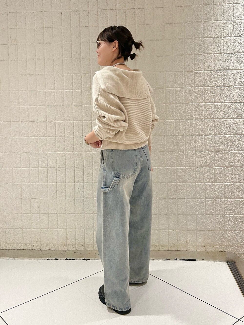 「淡色コーデ、メガネ女子、オトナカジュアル、パンツスタイル、ニットコーデ、ブーツスタイル、デニムパンツ、ファーバッグ、デニム、おしゃれさんと繋がりたい、KBF」｜「KBFのセーラーカラーZIPニット（ニット/セーター、ベージュ系）」を使った、みきてぃさん（レディース・157cm）の秋コーディネートの2枚目の写真