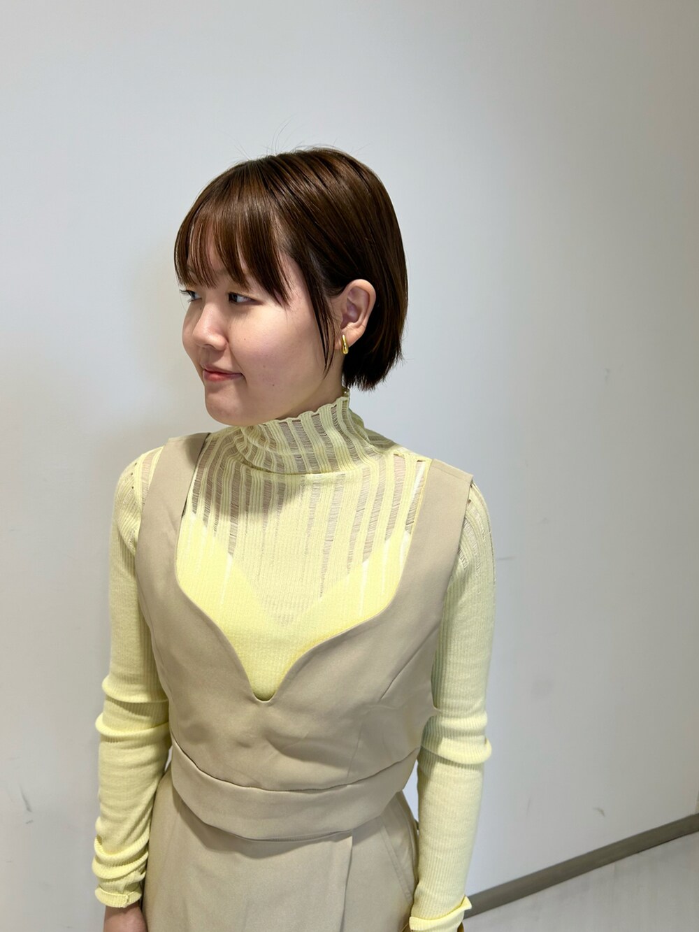 「淡色コーデ、春服コーデ、お出かけコーデ、ワンピース、オトナカワイイ、オトナカジュアル、きれいめカジュアル、おしゃれさんと繋がりたい、KBF」｜「KBFのレースアップシューズ（その他シューズ、ホワイト系）」を使った、みきてぃさん（レディース・157cm）の冬コーディネートの4枚目の写真