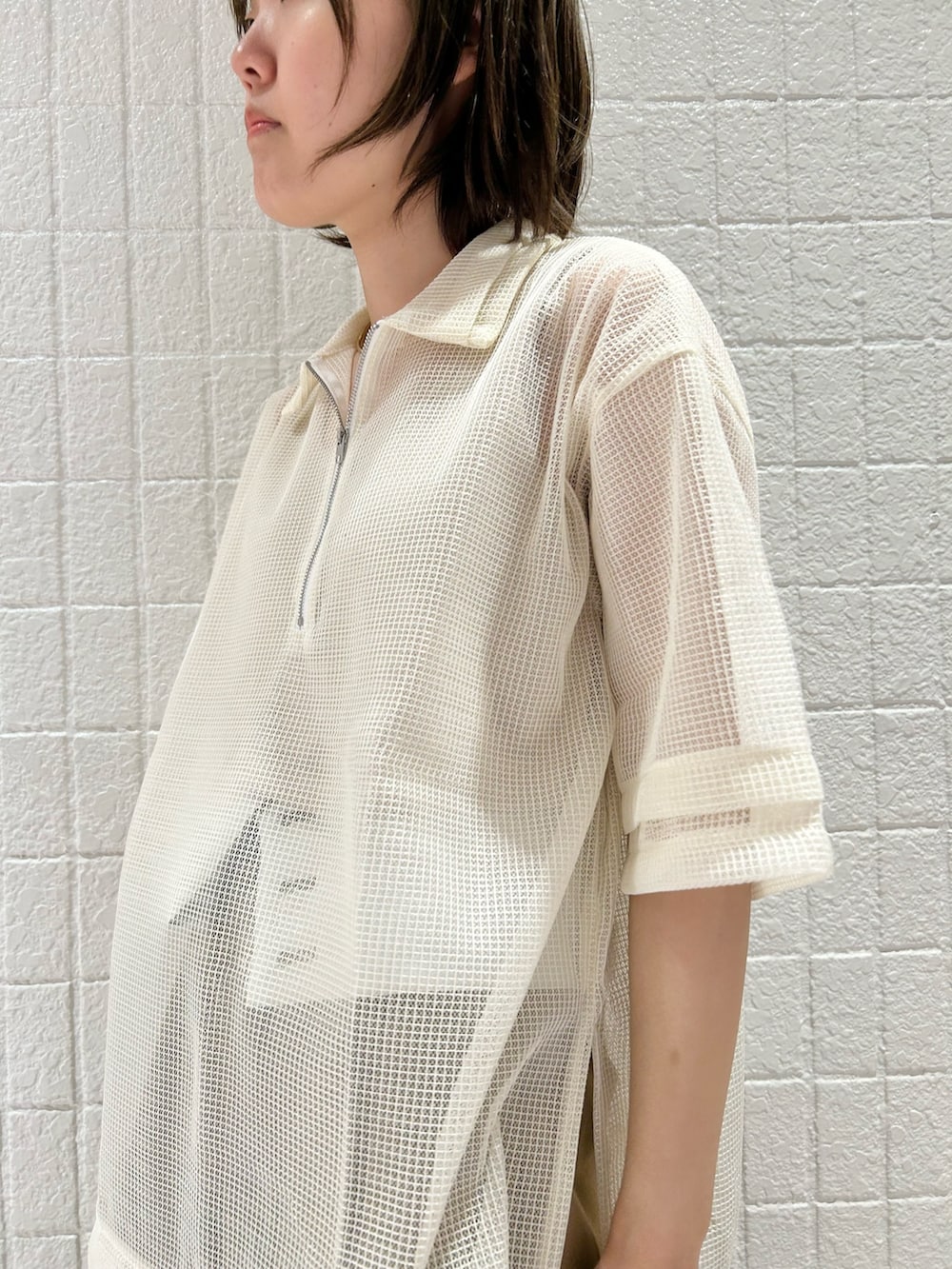 「休日スタイル、夏コーデ、ワントーンコーデ、パンツコーデ、お出かけコーデ、ベージュ、メッシュ、ハーフジップ、スポーツミックス、KBF」｜「KBFのハーフZIPメッシュプルオーバー（シャツ/ブラウス、ホワイト系）」を使った、みきてぃさん（レディース・157cm）の夏コーディネートの3枚目の写真