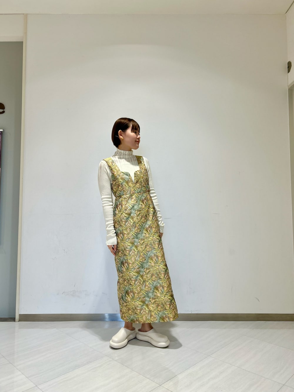 「大人かわいい、春服、キレイめ、きれいめカジュアル、大人カジュアル、デートコーデ、ハイネック、ワンピース、ワンピーススタイル、ファッションを楽しもう、KBF」｜「KBFのサイドオープンジャガードワンピース（ワンピース、イエロー系）」を使った、みきてぃさん（レディース・157cm）の冬コーディネートの4枚目の写真