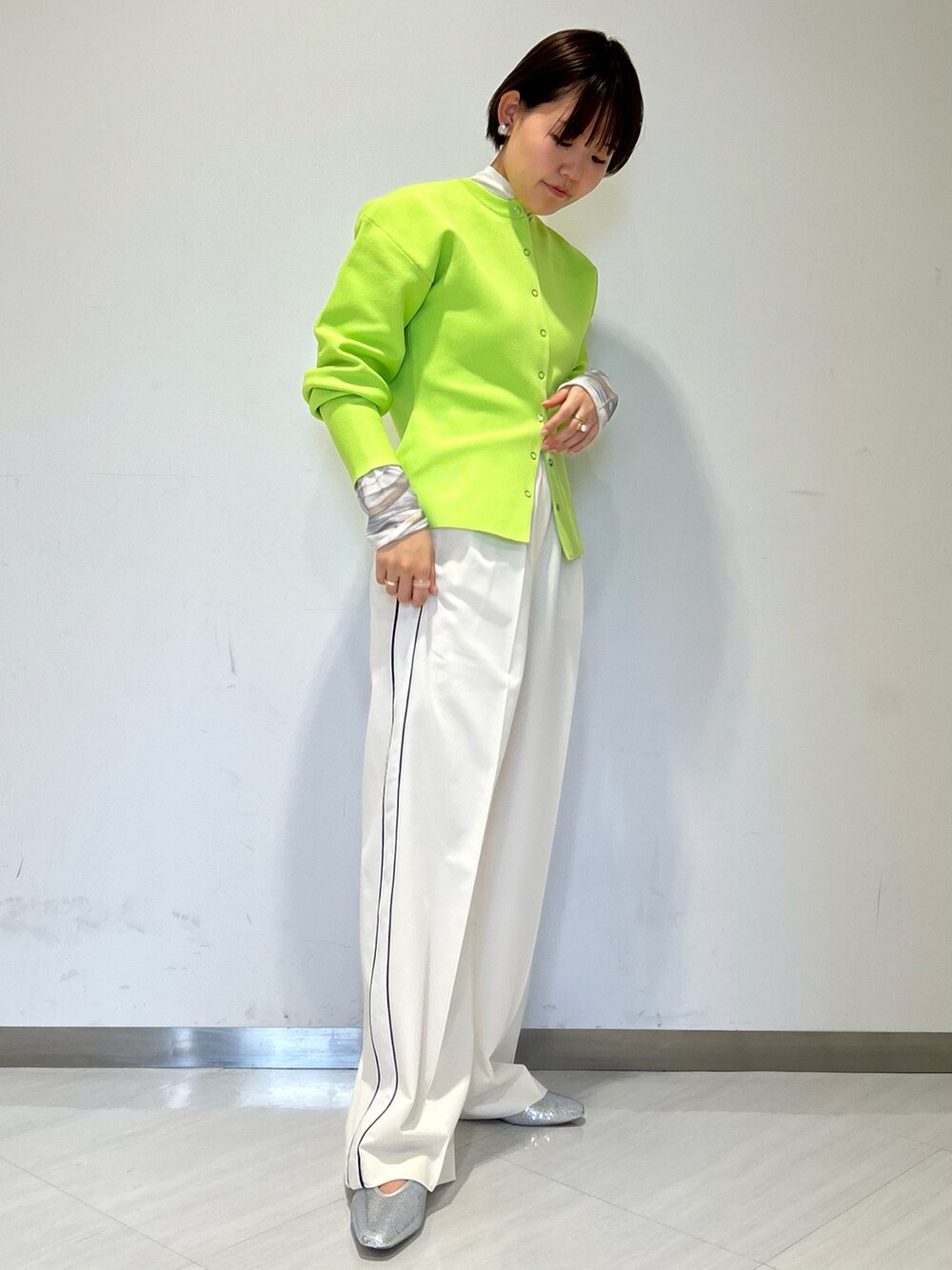 「春先取り、春服みてみて、春カラー、カジュアルコーデ、パンツスタイル、おしゃれさんと繋がりたい、ファッションを楽しもう、KBF」｜「KBFのリングドットボタンニットカーディガン（カーディガン/ボレロ、イエロー系）」を使った、みきてぃさん（レディース・157cm）の冬コーディネートの2枚目の写真