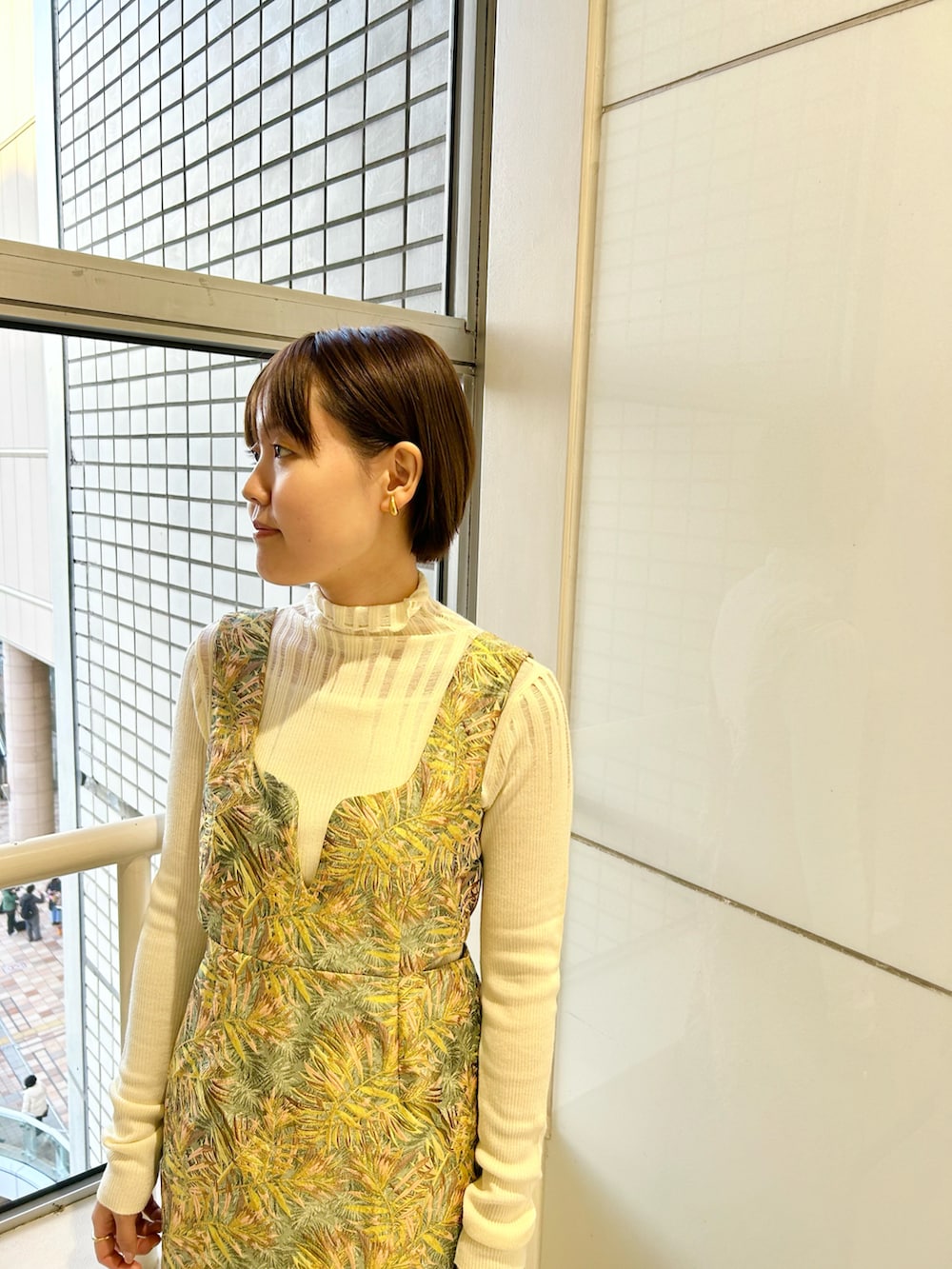 「大人かわいい、春服、キレイめ、きれいめカジュアル、大人カジュアル、デートコーデ、ハイネック、ワンピース、ワンピーススタイル、ファッションを楽しもう、KBF」｜「KBFのサイドオープンジャガードワンピース（ワンピース、イエロー系）」を使った、みきてぃさん（レディース・157cm）の冬コーディネートの5枚目の写真
