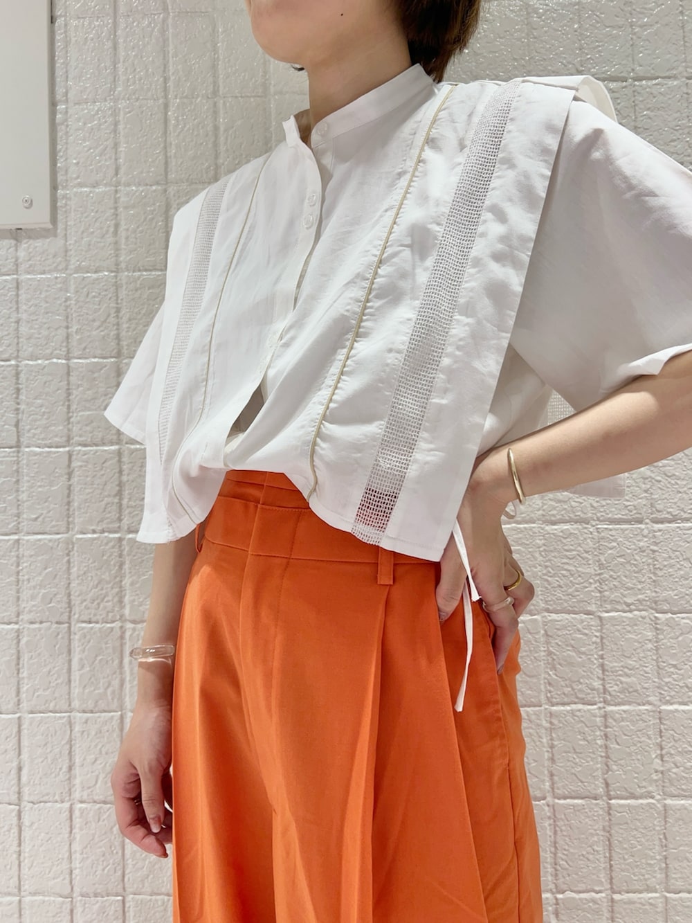 「大人カジュアル、春夏コーデ、パンツコーデ、カラーコーデ、春色、シャツスタイル、ワイドパンツ、おしゃれさんと繋がりたい、KBF」｜「KBFのパイピングレイヤードシャツ（シャツ/ブラウス、ホワイト系）」を使った、みきてぃさん（レディース・157cm）の春コーディネートの3枚目の写真