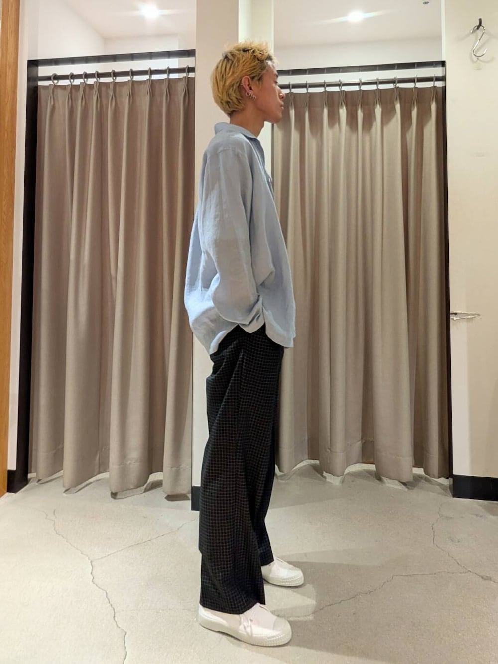 ホワイト系のスニーカー、ブラック系のその他パンツを着用したメンズの夏コーディネートの3枚目の写真