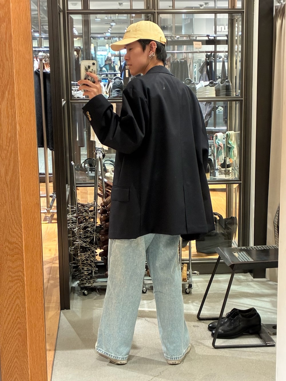 イエロー系のTシャツ/カットソー、ブルー系のデニムパンツ、ブルー系のテーラードジャケットを着用したメンズの秋コーディネートの3枚目の写真