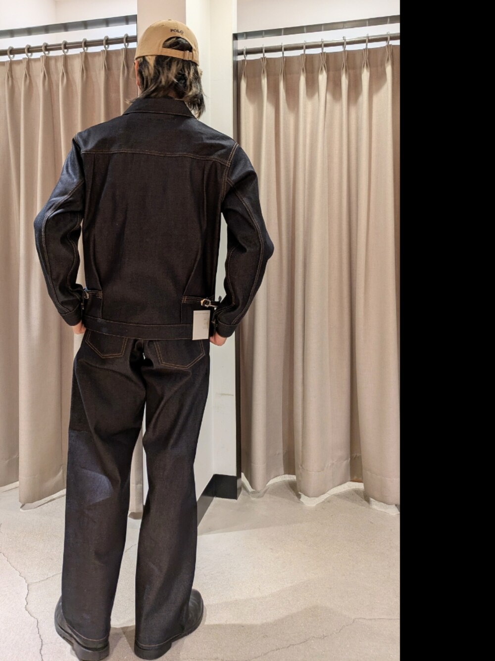 ブルー系のデニムジャケット、ブルー系のデニムパンツ、ベージュ系のキャップを着用したメンズの冬コーディネートの3枚目の写真